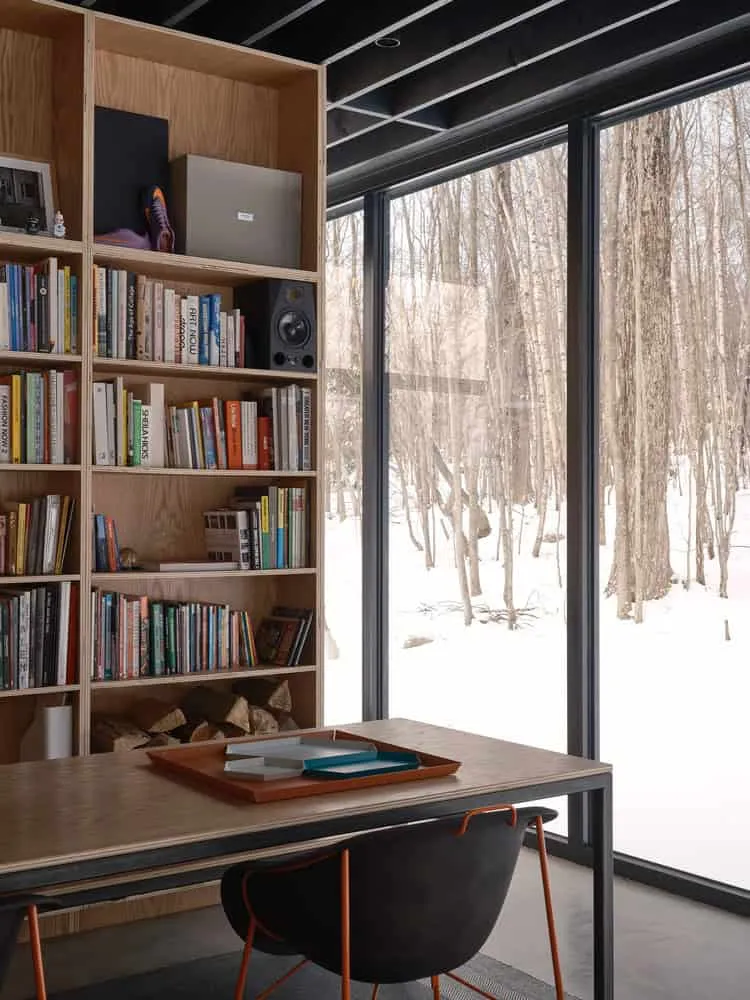 Maison Spiron — bibliothèque et bureau avec vue hivernale sur la forêt à Potton, Québec, Canada