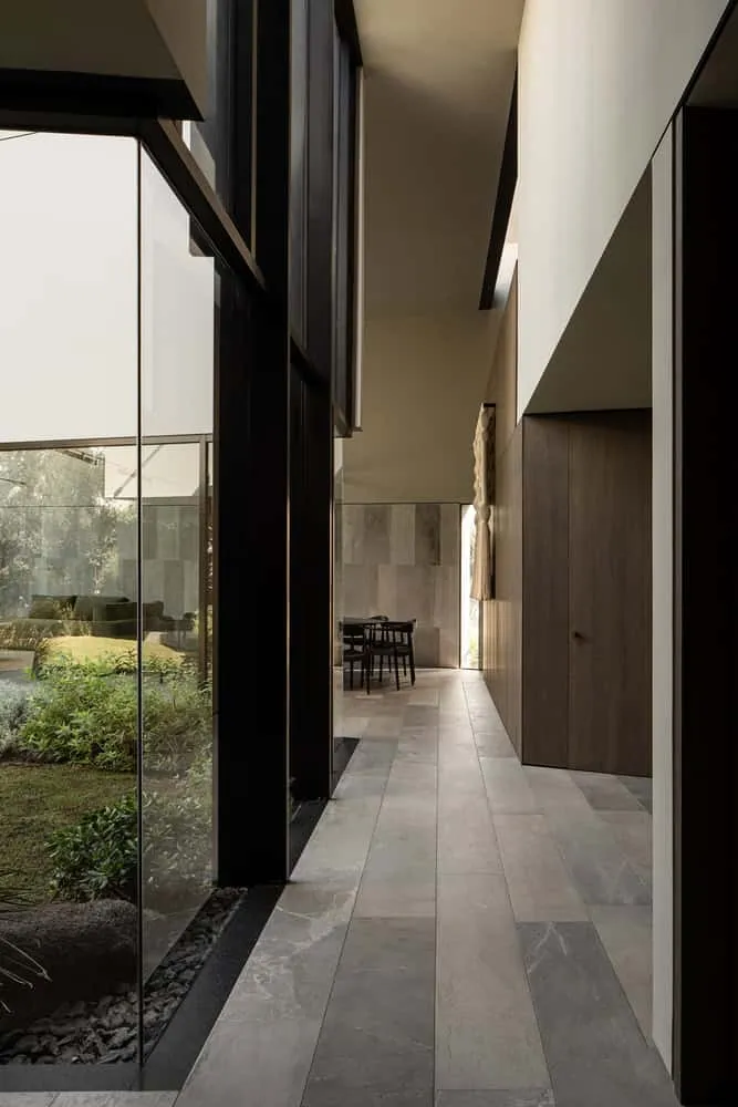 LABarq设计的里约之家画廊式走廊与花园视角，萨尔蒂亚戈-德克雷塔罗，墨西哥