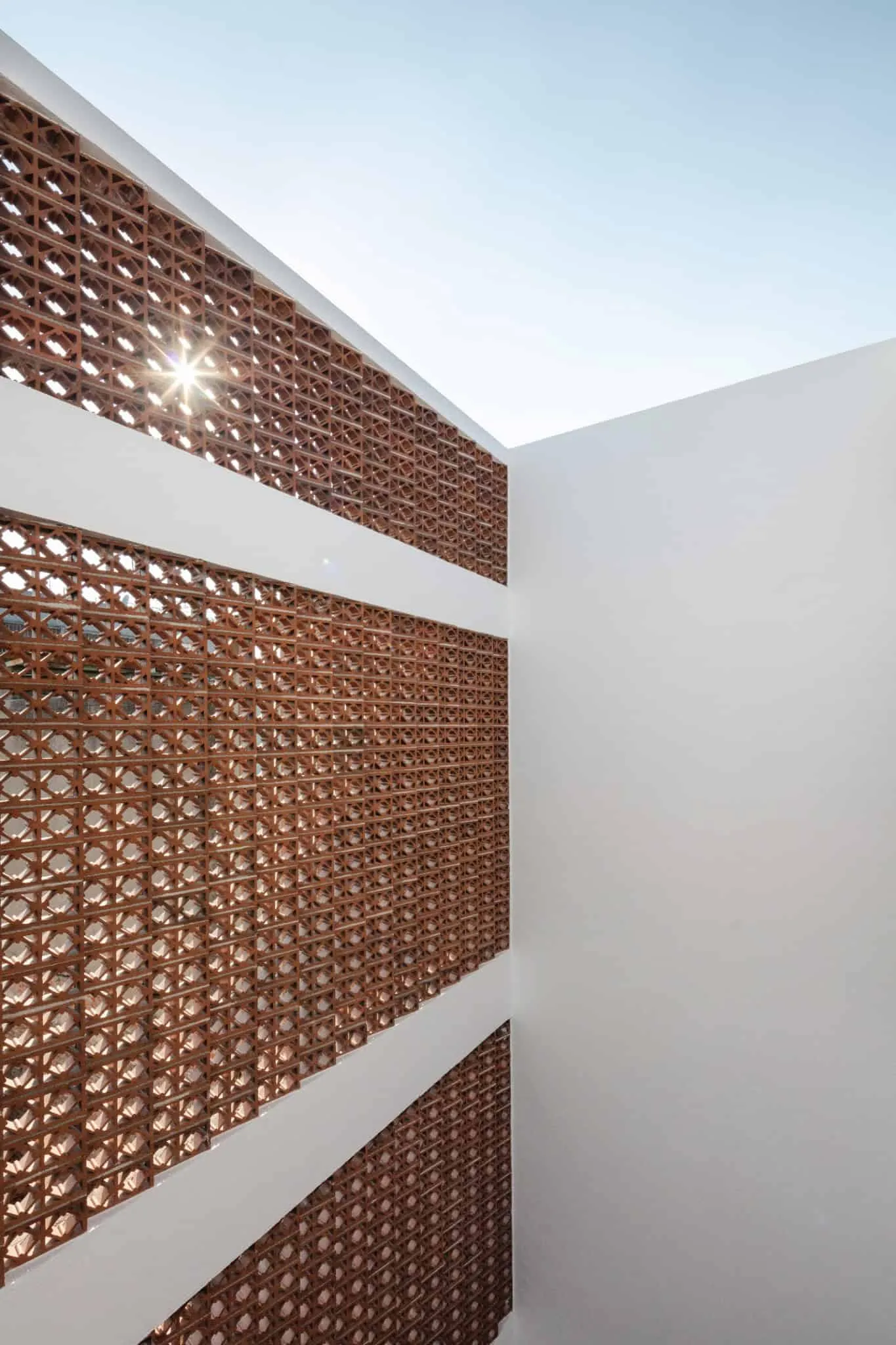 MM34 – Мар Медитерранео 34 от Ателье Инка Эрнандес — кирпичная решетка с солнечным лучом, Такуба, Мехико