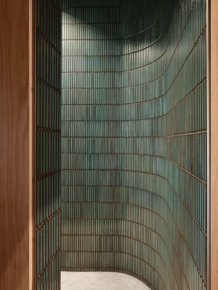 Maison Spiron — carrelage incurvé dans la salle de bain à Potton, Québec, Canada