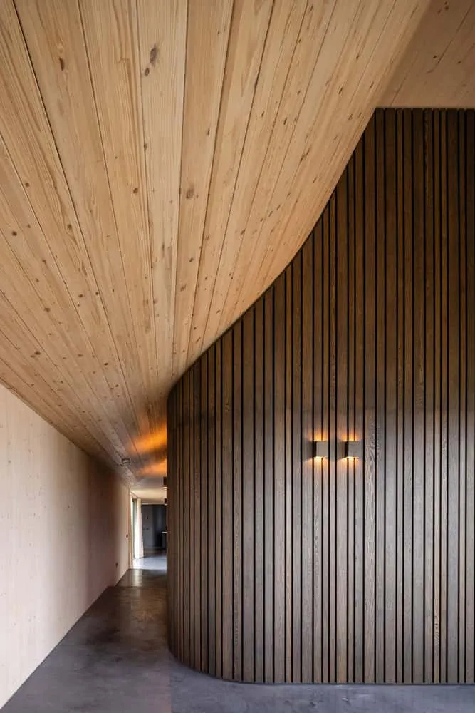 Marhûs — 切割的立面开口与连接内外空间的覆盖露台