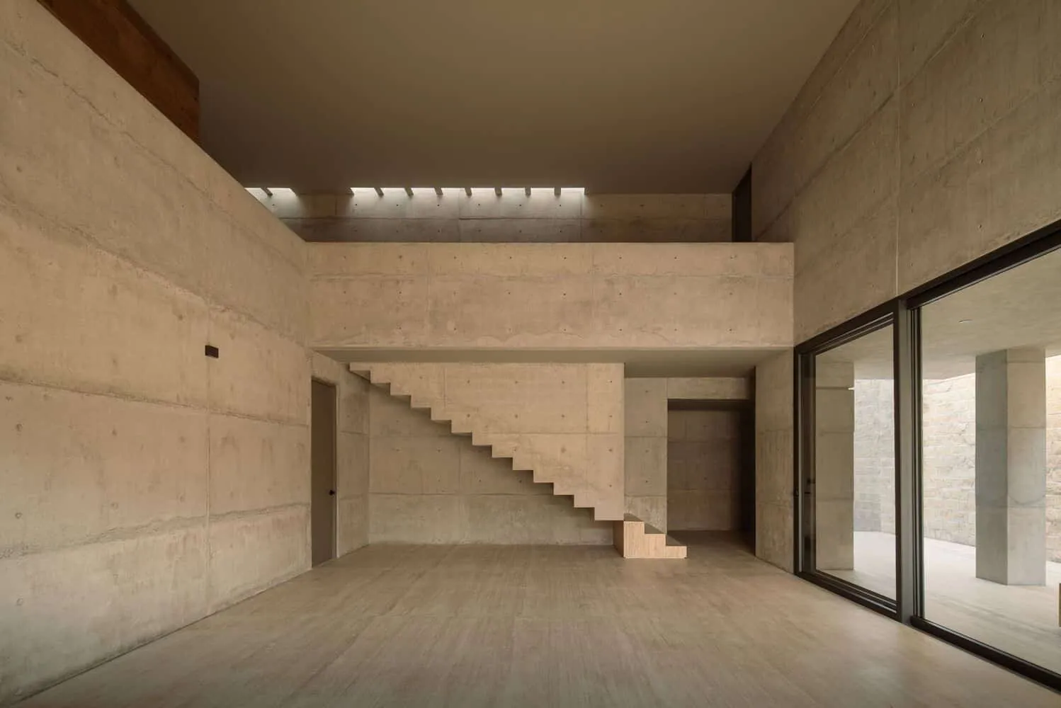 戈麦斯之家客厅混凝土楼梯与自然光，由豪尔赫·加里巴伊建筑事务所设计，克雷塔罗，墨西哥