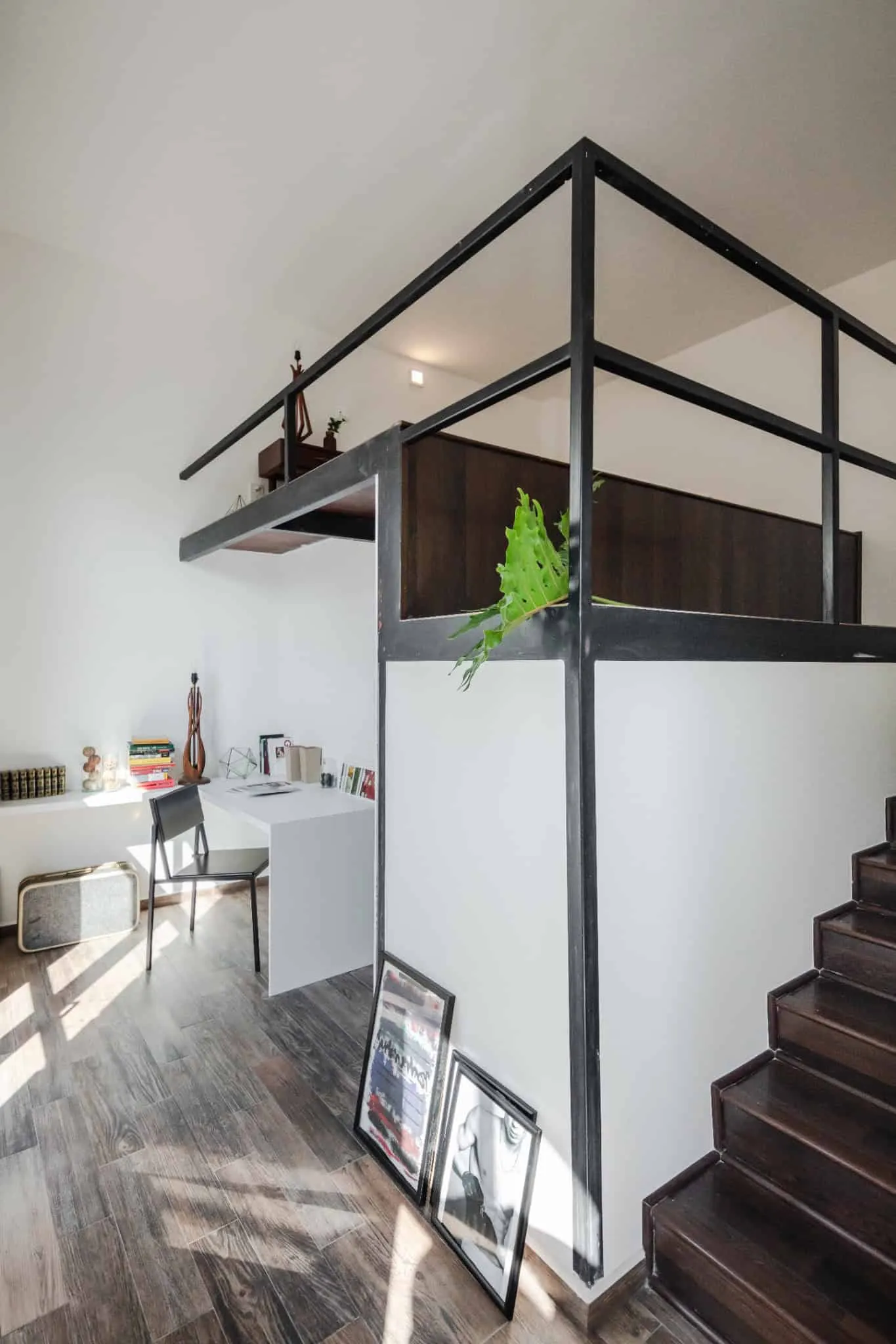 MM34 – Мар Медитерранео 34 от Ателье Инка Эрнандес — рабочее место на мезонине с минималистичной мебелью, Такуба, Мехико