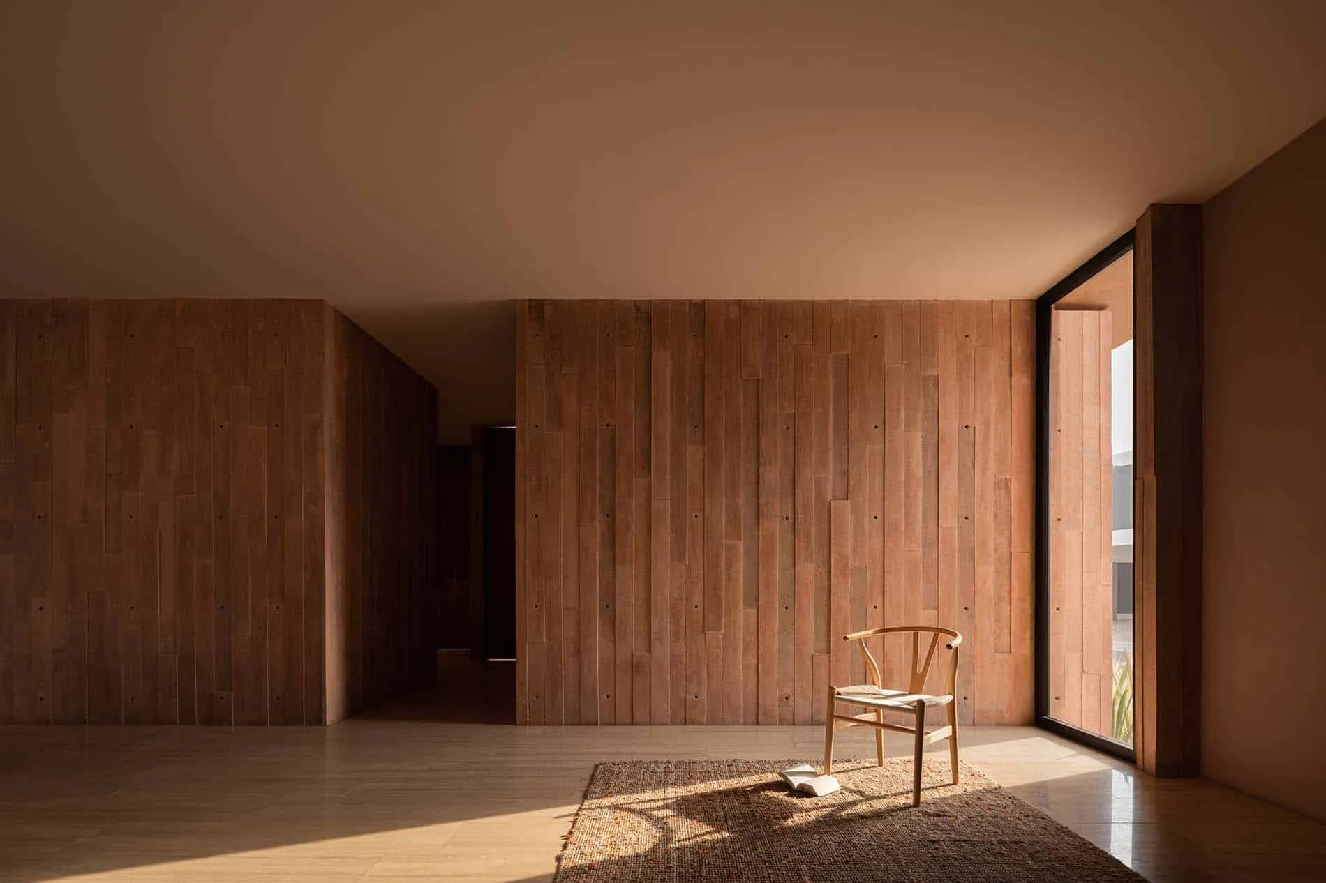 卢哈米博住宅的极简客厅，由Jorge Garibay Arquitectos设计——墨西哥胡里基拉的柔和自然光与阴影