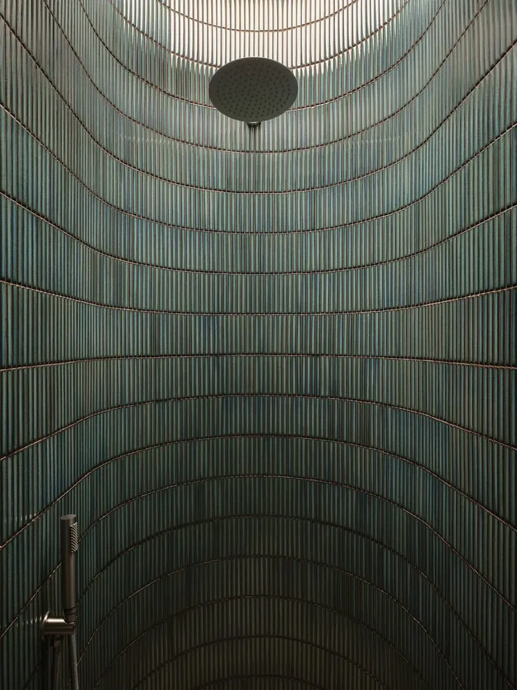 Maison Spiron — douche avec lumière céleste et carrelage vertical à Potton, Québec, Canada