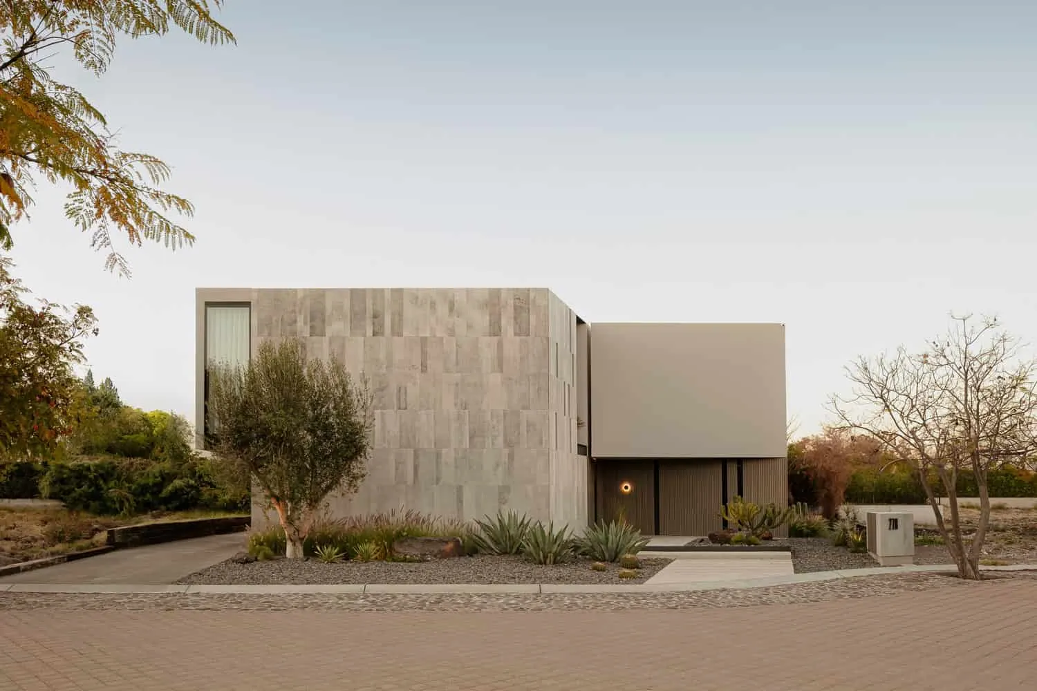 LABarq设计的里约之家正面立面与石砌外墙及荒野景观，萨尔蒂亚戈-德克雷塔罗，墨西哥