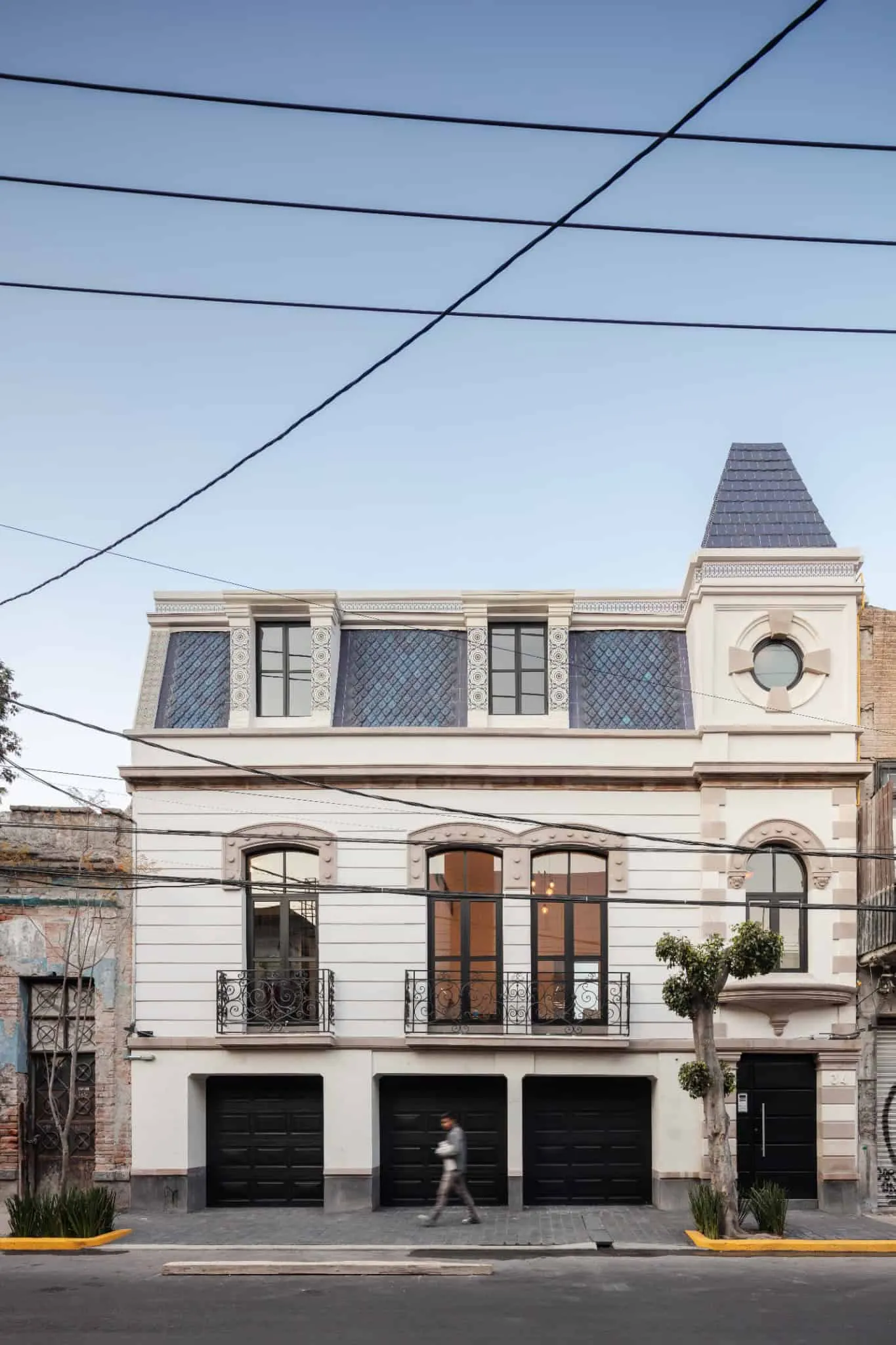 MM34 – Мар Медитерранео 34 от Ателье Инка Эрнандес — восстановленный исторический фасад улицы, Такуба, Мехико