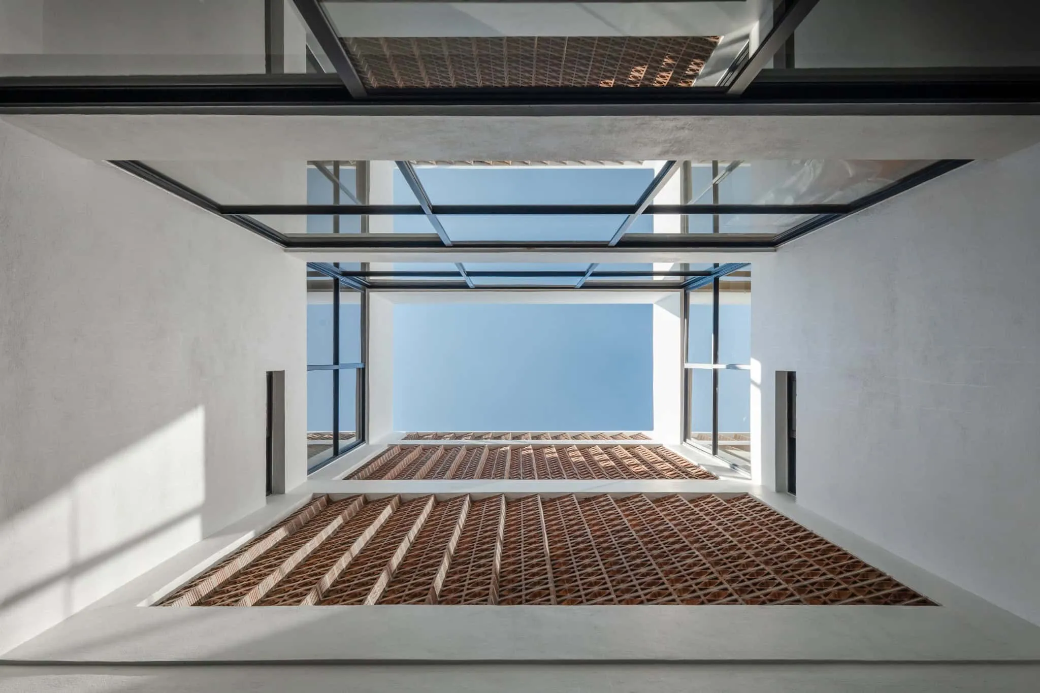 MM34 – Мар Медитерранео 34 от Ателье Инка Эрнандес — вид сверху на крышу двора, обрамленную кирпичной решеткой, Такуба, Мехико