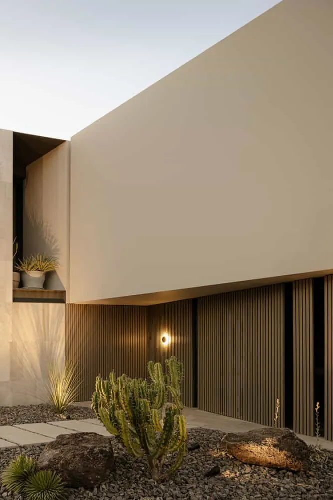 LABarq设计的里约之家立面细节与仙人掌花园及现代照明，萨尔蒂亚戈-德克雷塔罗，墨西哥