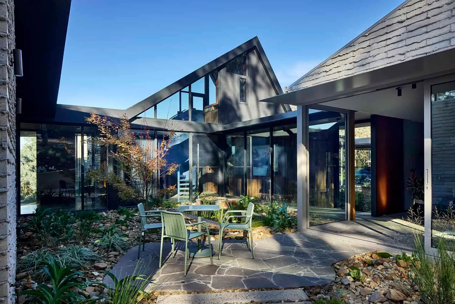 宾特建筑公司设计的科林达住宅——花园用餐区，普伦蒂地区维多利亚州