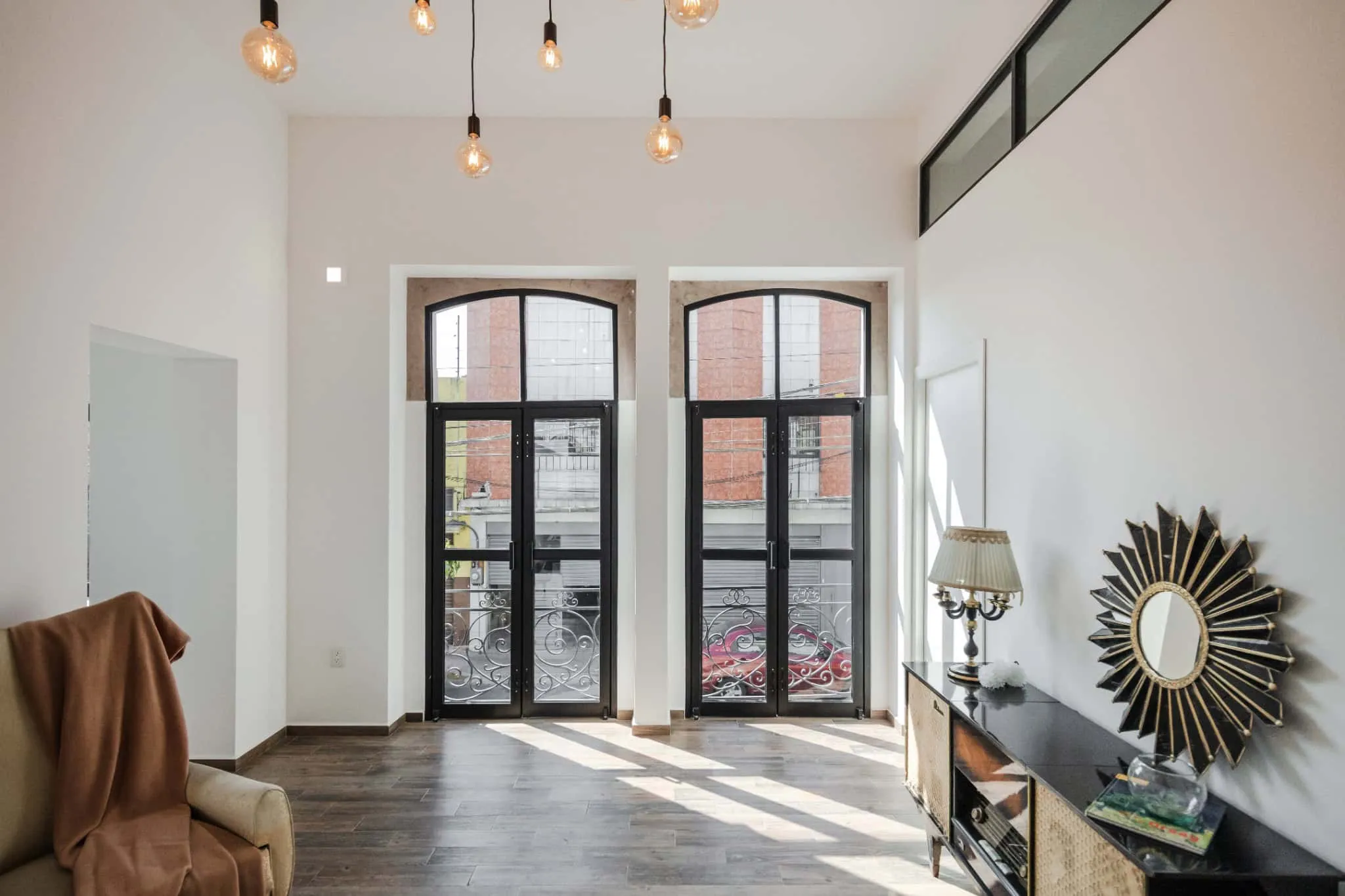 MM34 – Мар Медитерранео 34 от Ателье Инка Эрнандес — большие окна и винтажная декорация, Такуба, Мехико