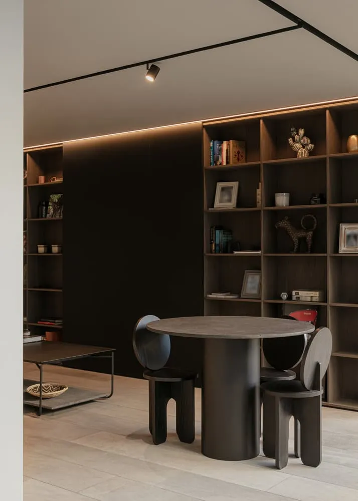 LABarq设计的里约之家紧凑阅读角落与圆形桌子与书架，萨尔蒂亚戈-德克雷塔罗，墨西哥