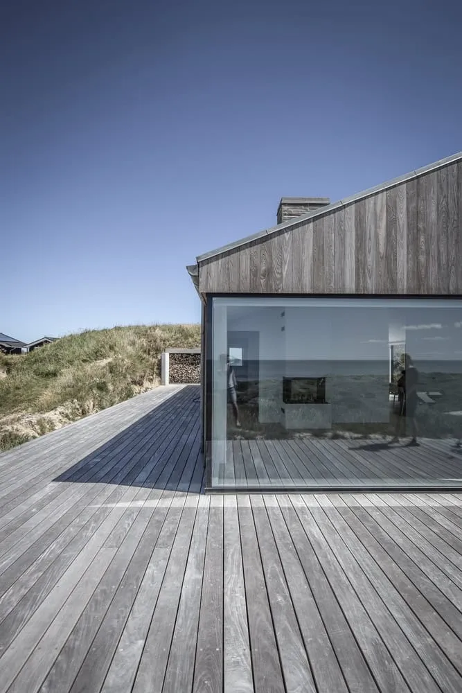 彼得疗养院——紧凑的内部布局，通过全景玻璃扩展空间感