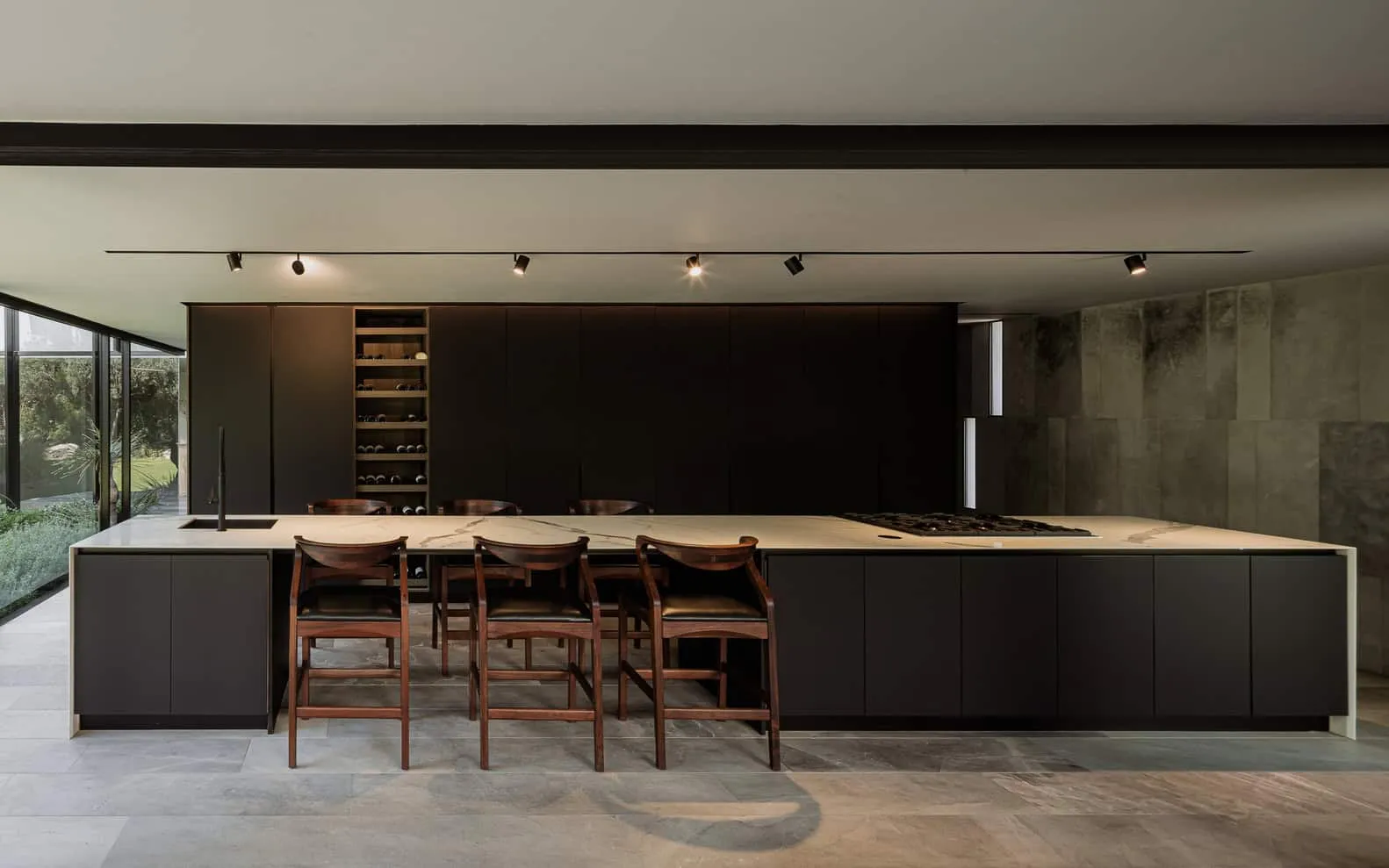 LABarq设计的里约之家厨房岛台正面视角与座位，萨尔蒂亚戈-德克雷塔罗，墨西哥