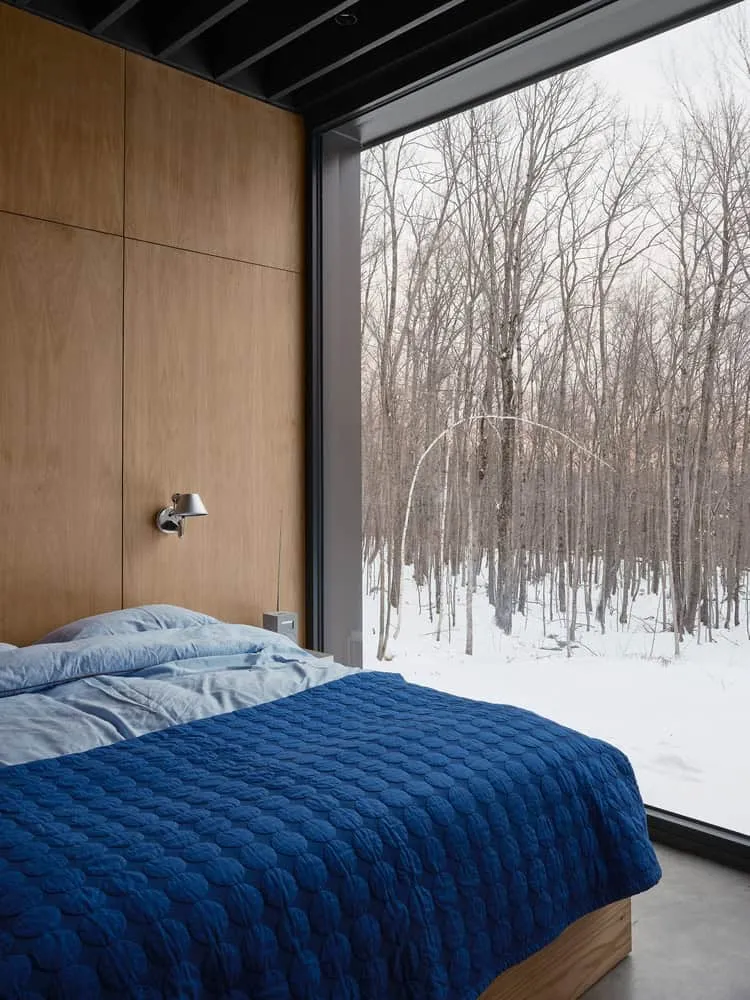 Maison Spiron — chambre avec vue hivernale panoramique sur la forêt à Potton, Québec, Canada