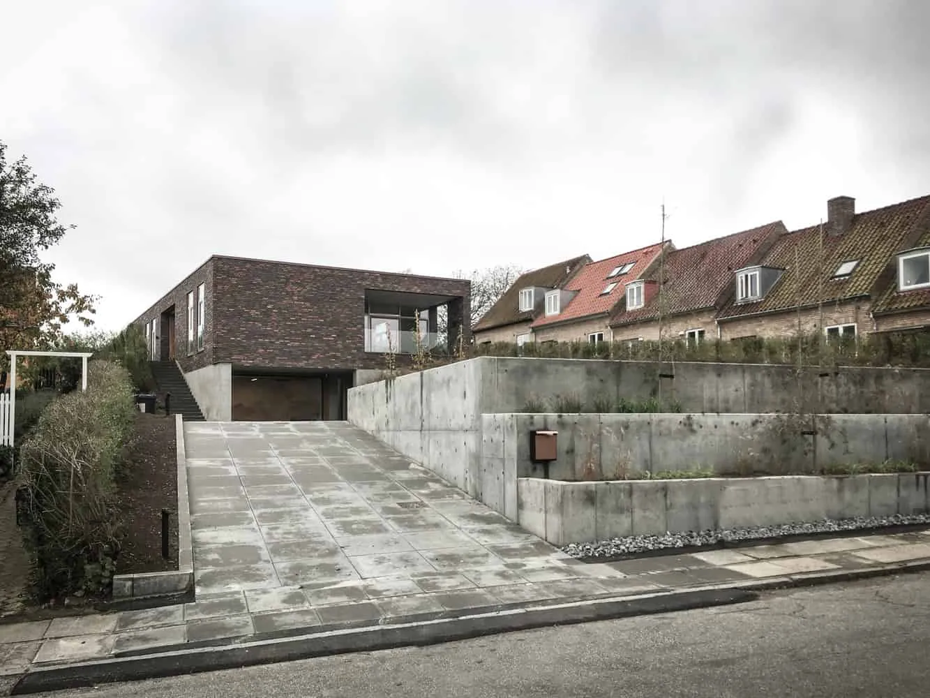 Cantilevered slabs and recessed brick planes shaping terraces