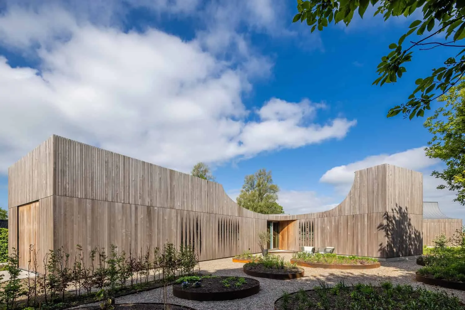 Marhûs — 由木材与锌板构成的谦逊入口