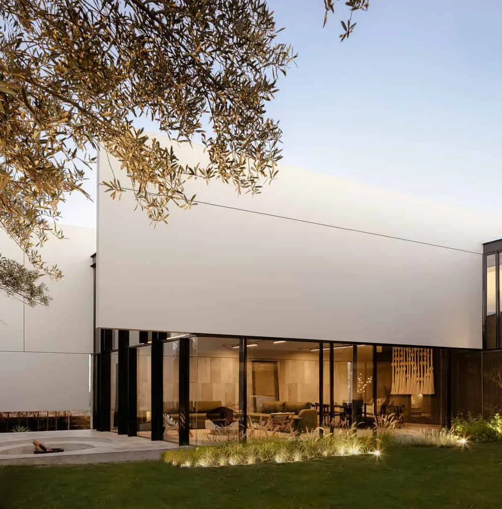 LABarq设计的里约之家客厅角落与篝火视角，萨尔蒂亚戈-德克雷塔罗，墨西哥