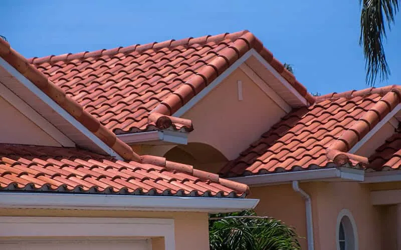 Maritime home with curved clay tile roof – heat-resistant and durable roofing for warm climates