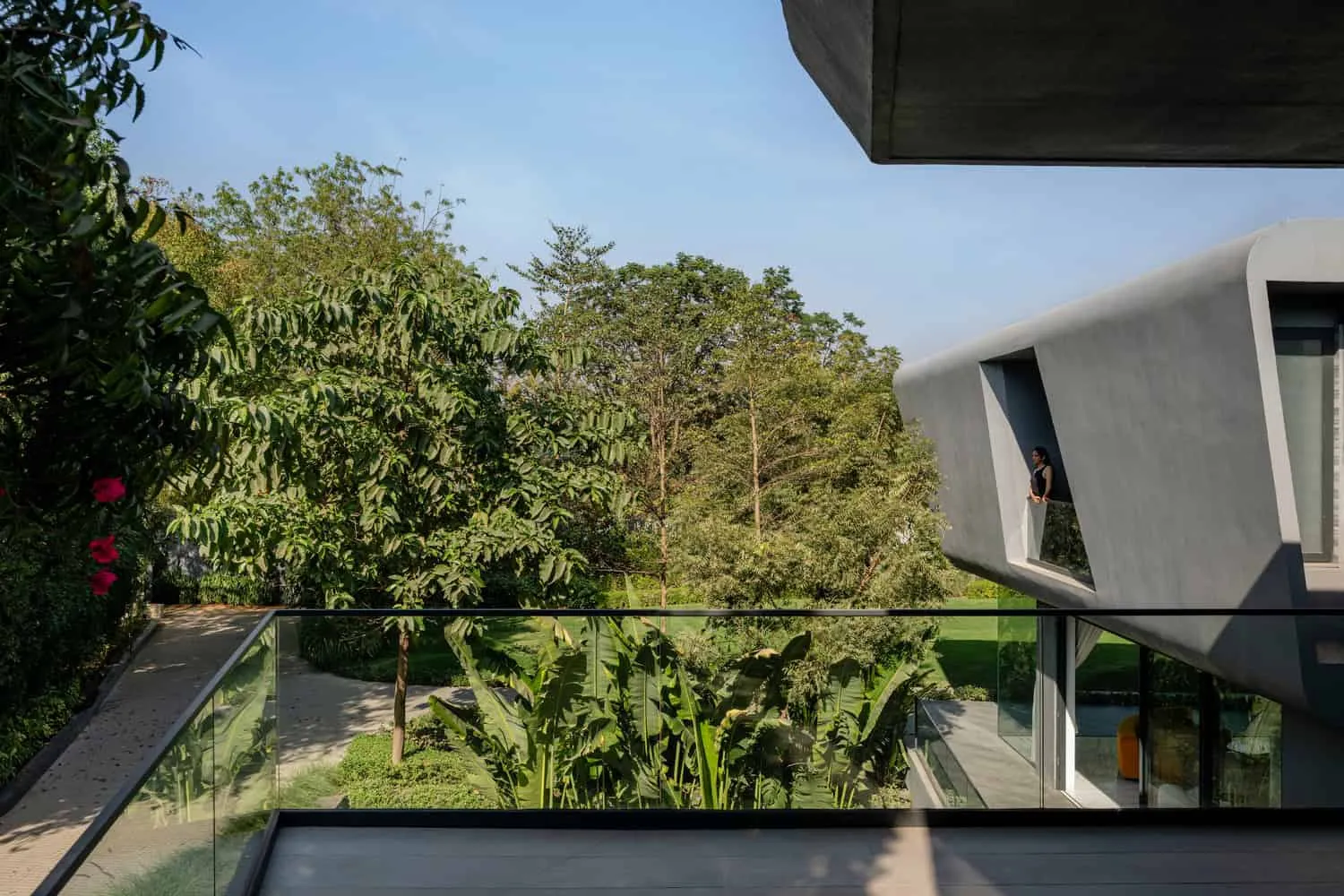 Balcony framing garden view of House NINE X NINE by project Sanjay Puri Architects in Gandhinagar