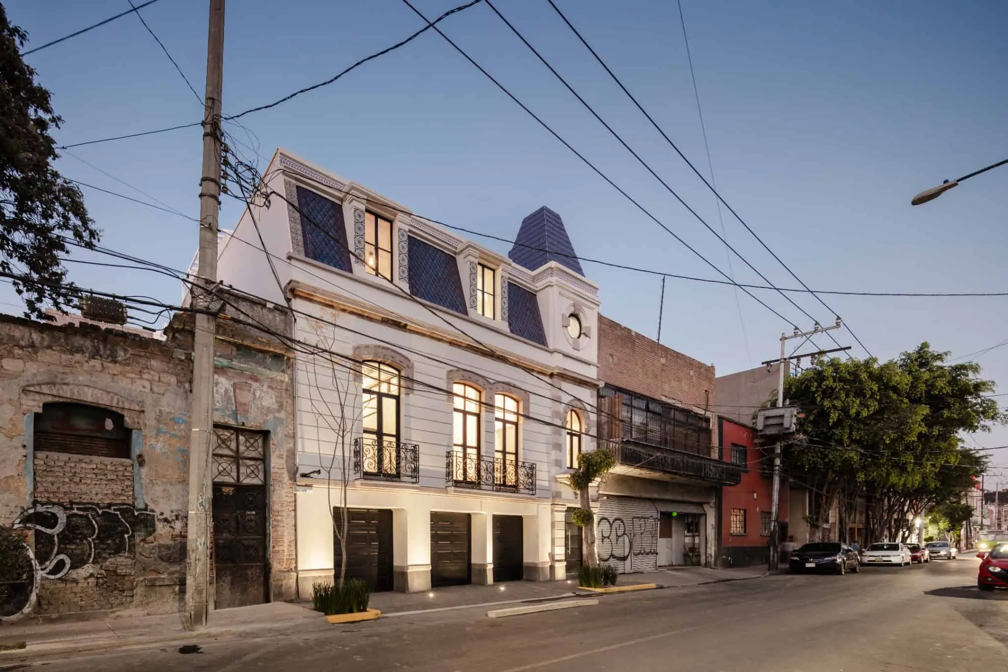 MM34 – Мар Медитерранео 34 от Ателье Инка Эрнандес — восстановленный фасад улицы в его городском контексте, Такуба, Мехико