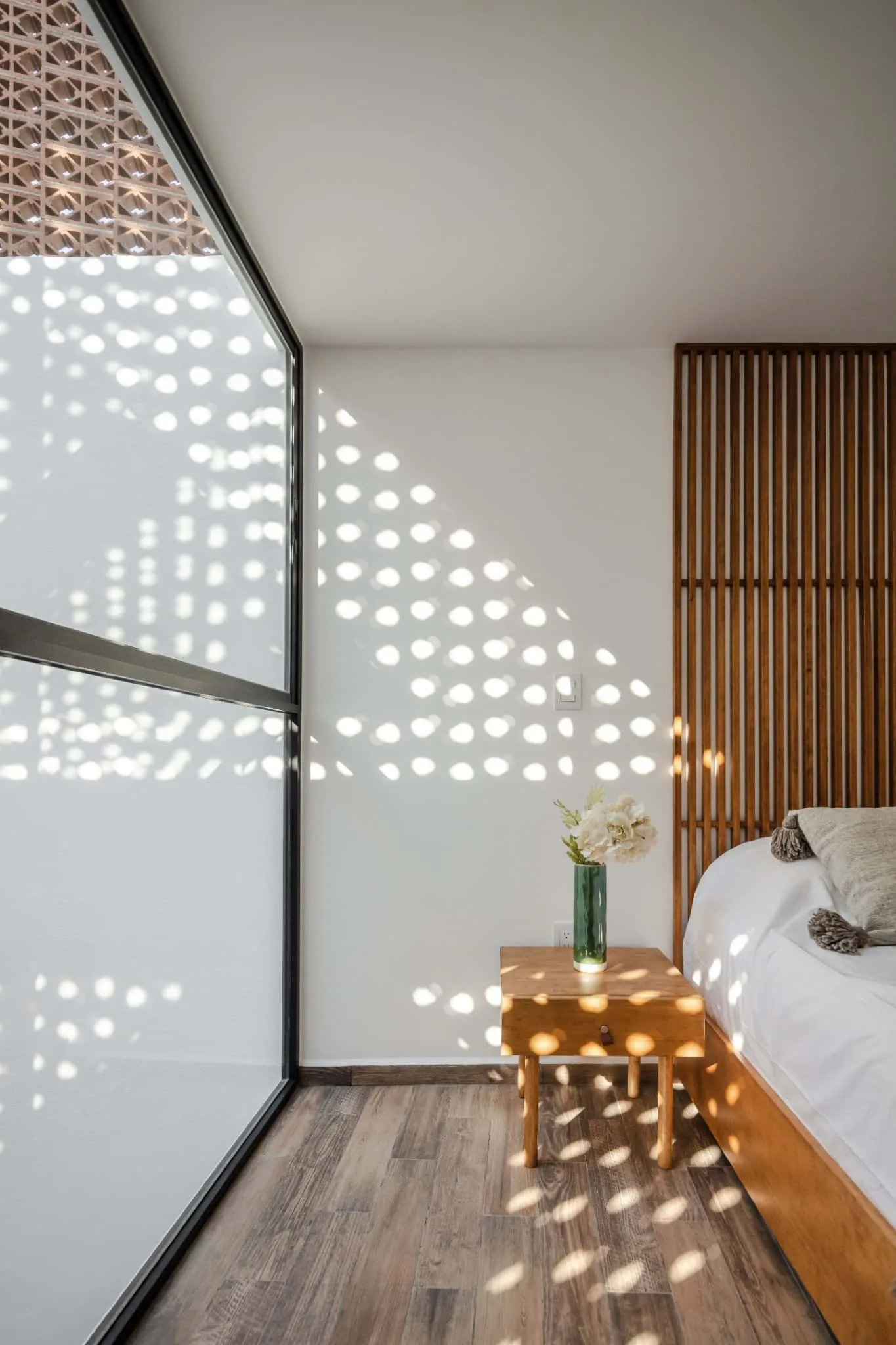 MM34 – Мар Медитерранео 34 от Ателье Инка Эрнандес — подоконник с перфорированным световым узором, Такуба, Мехико