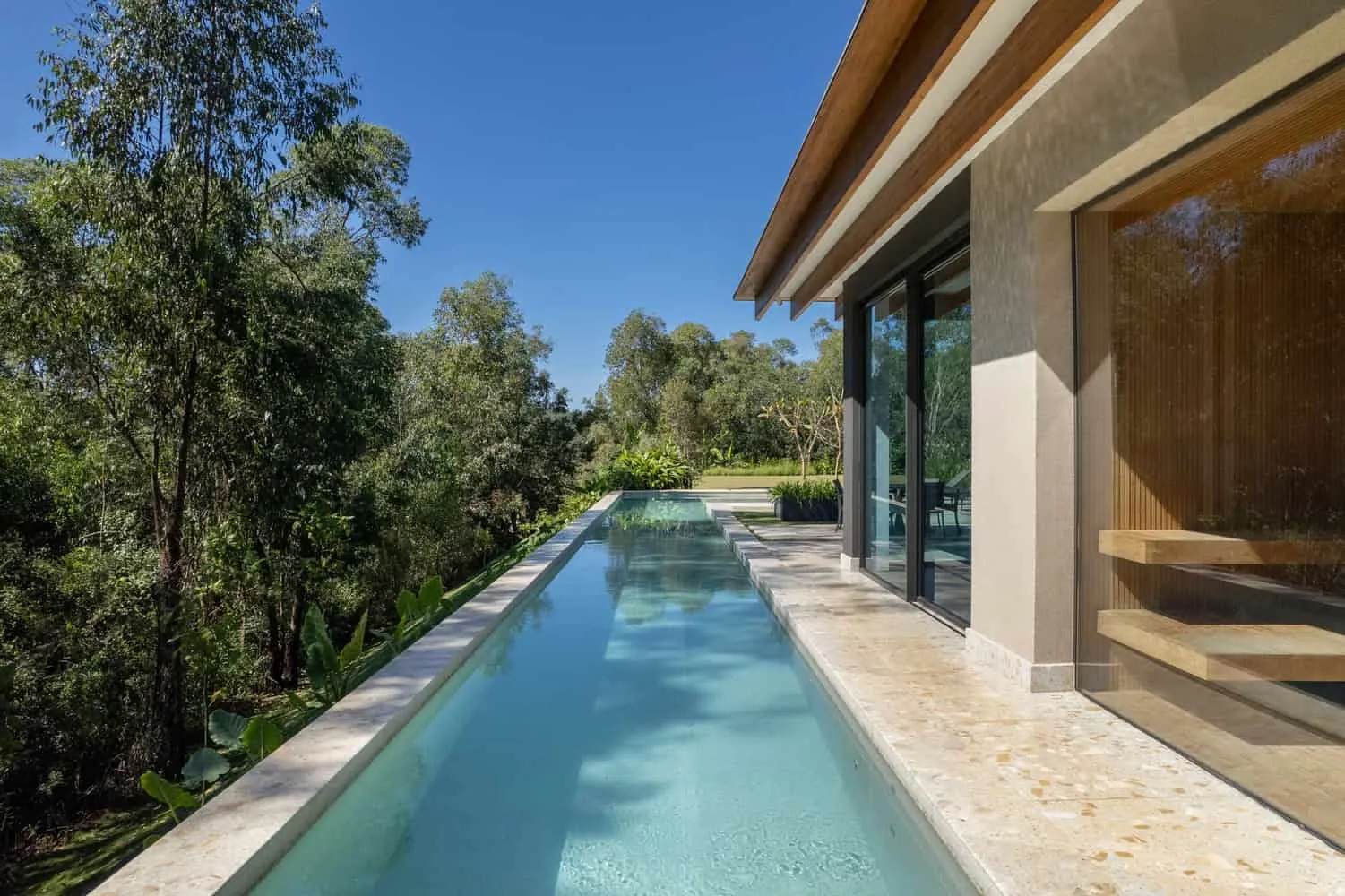 Pablo Lanza Arquitetura的D+J住宅——沿立面长泳池，伊图，圣保罗，巴西