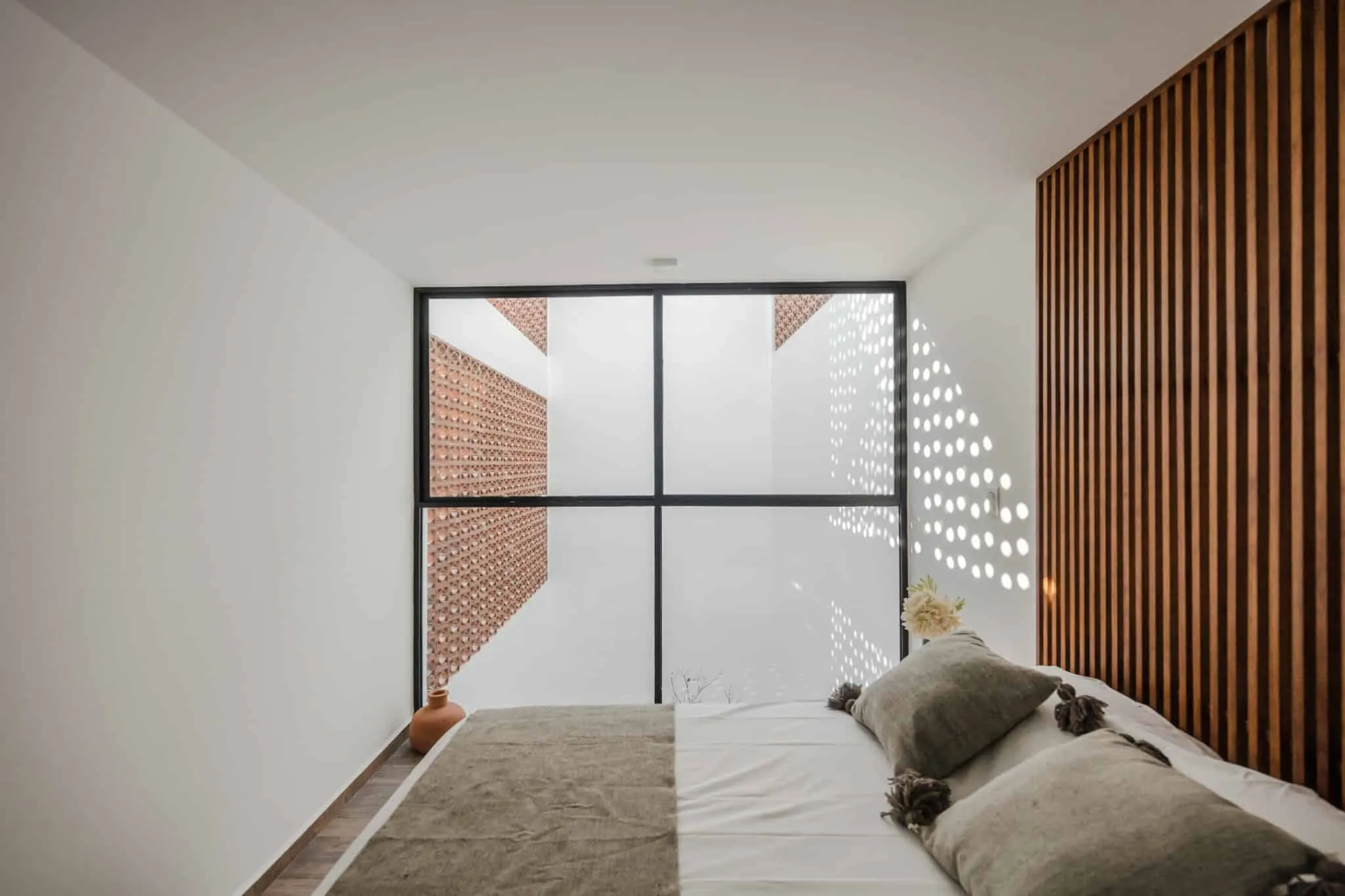 MM34 – Мар Медитерранео 34 от Ателье Инка Эрнандес — спальня с узором света, Такуба, Мехико