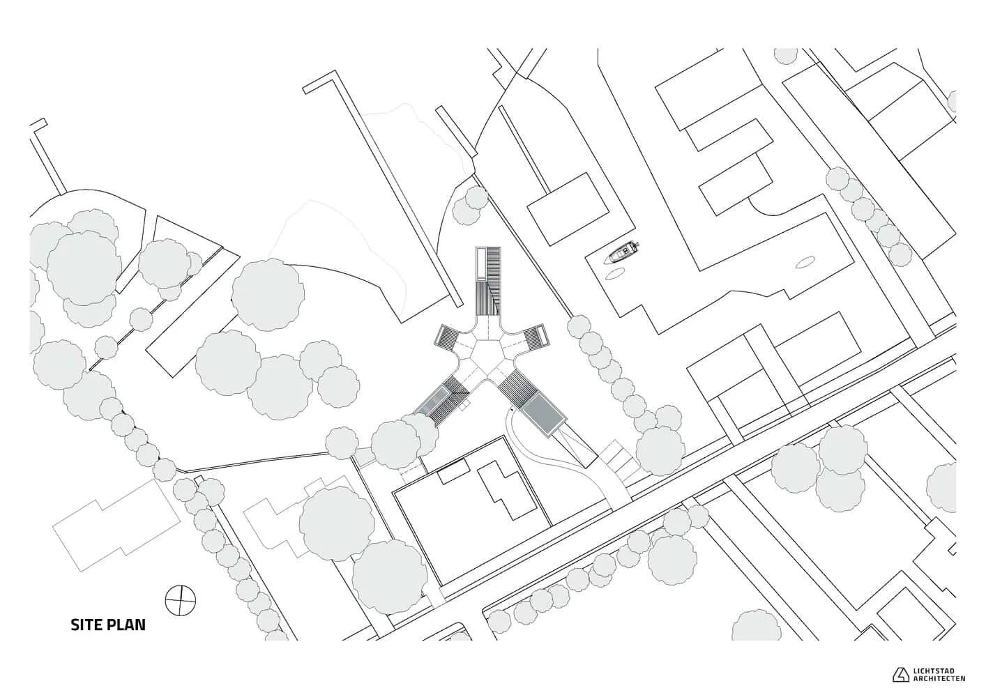 Marhûs — 场地平面图，显示两个码头、栈桥、成熟花园和泊位