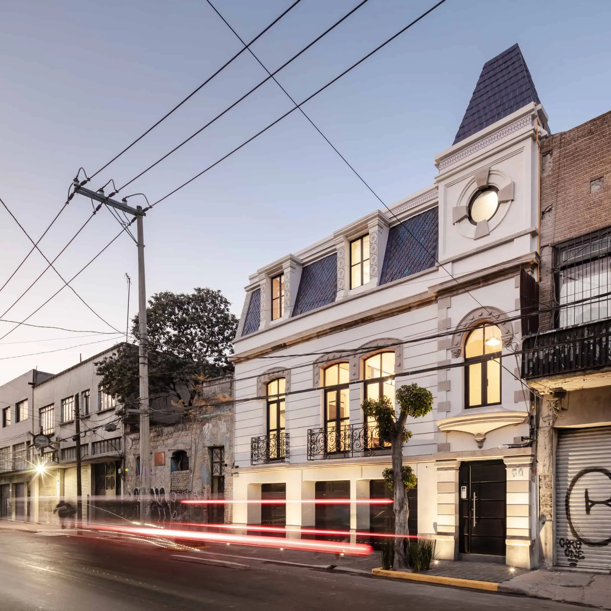 MM34 – Мар Медитерранео 34 от Ателье Инка Эрнандес — световые следы, проходящие перед восстановленным фасадом, Такуба, Мехико