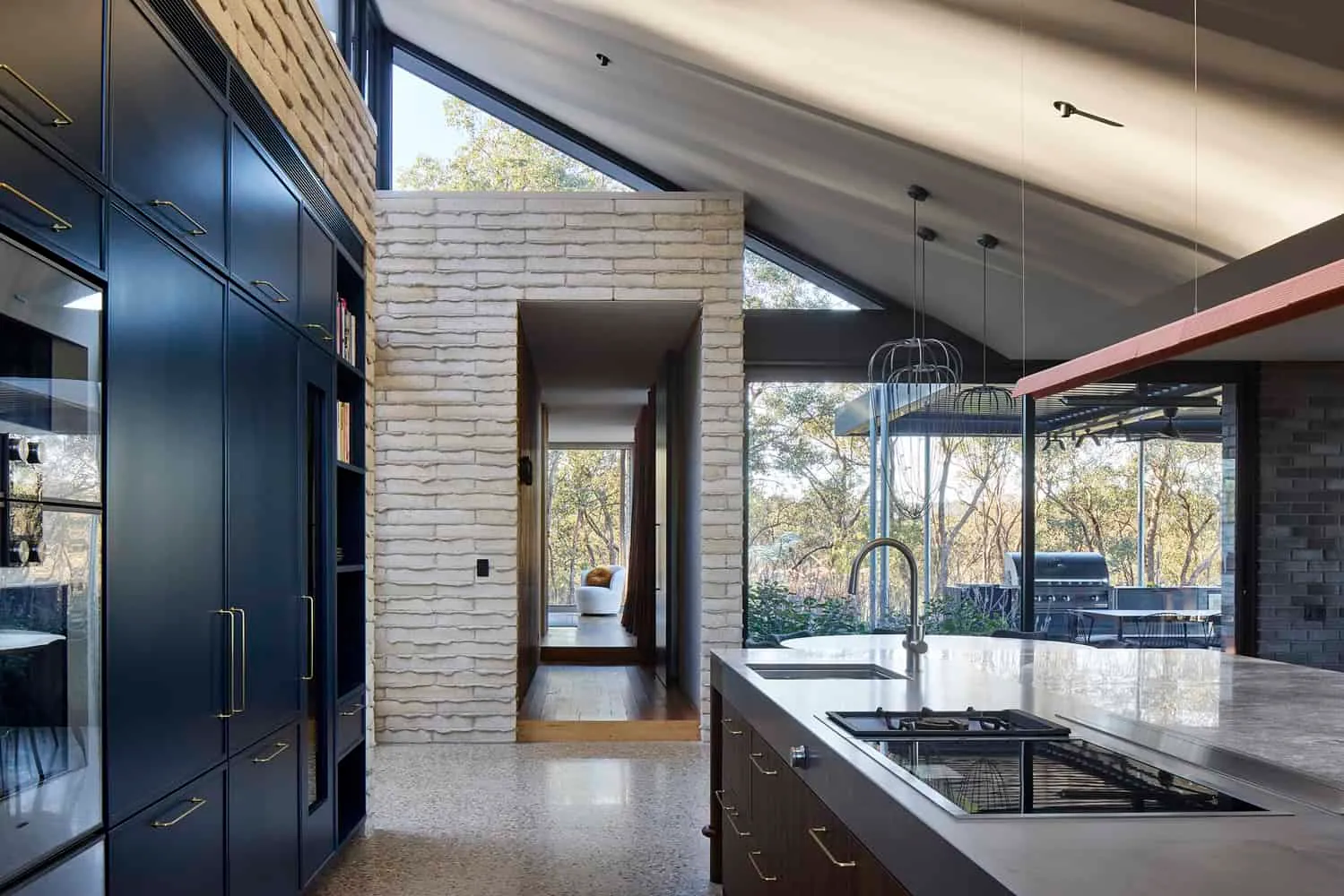 宾特建筑公司设计的科林达住宅——厨房望向走廊，普伦蒂地区维多利亚州