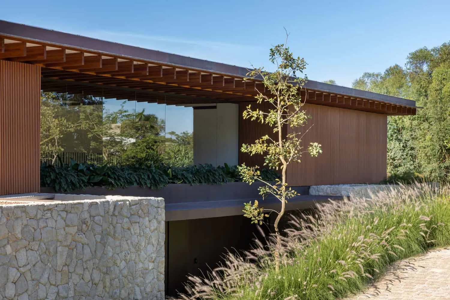 Pablo Lanza Arquitetura的D+J住宅——街道立面与绿化，伊图，圣保罗，巴西