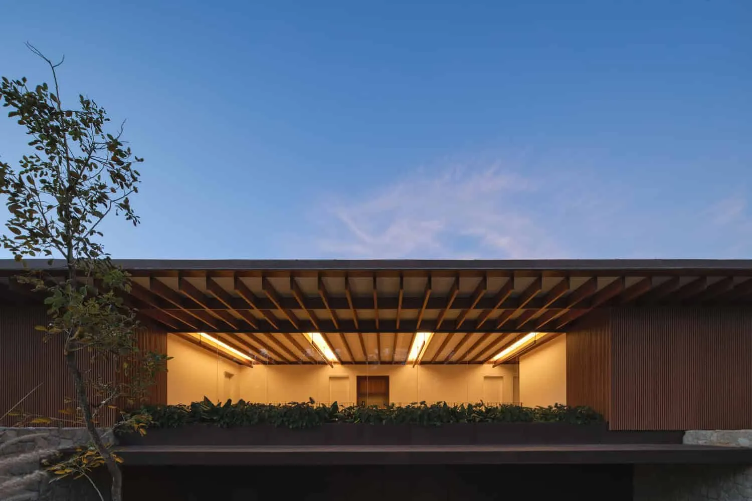 现代住宅，可见木质横梁与现代设计，配备迷人的室内照明和自然环境，打造时尚生活。