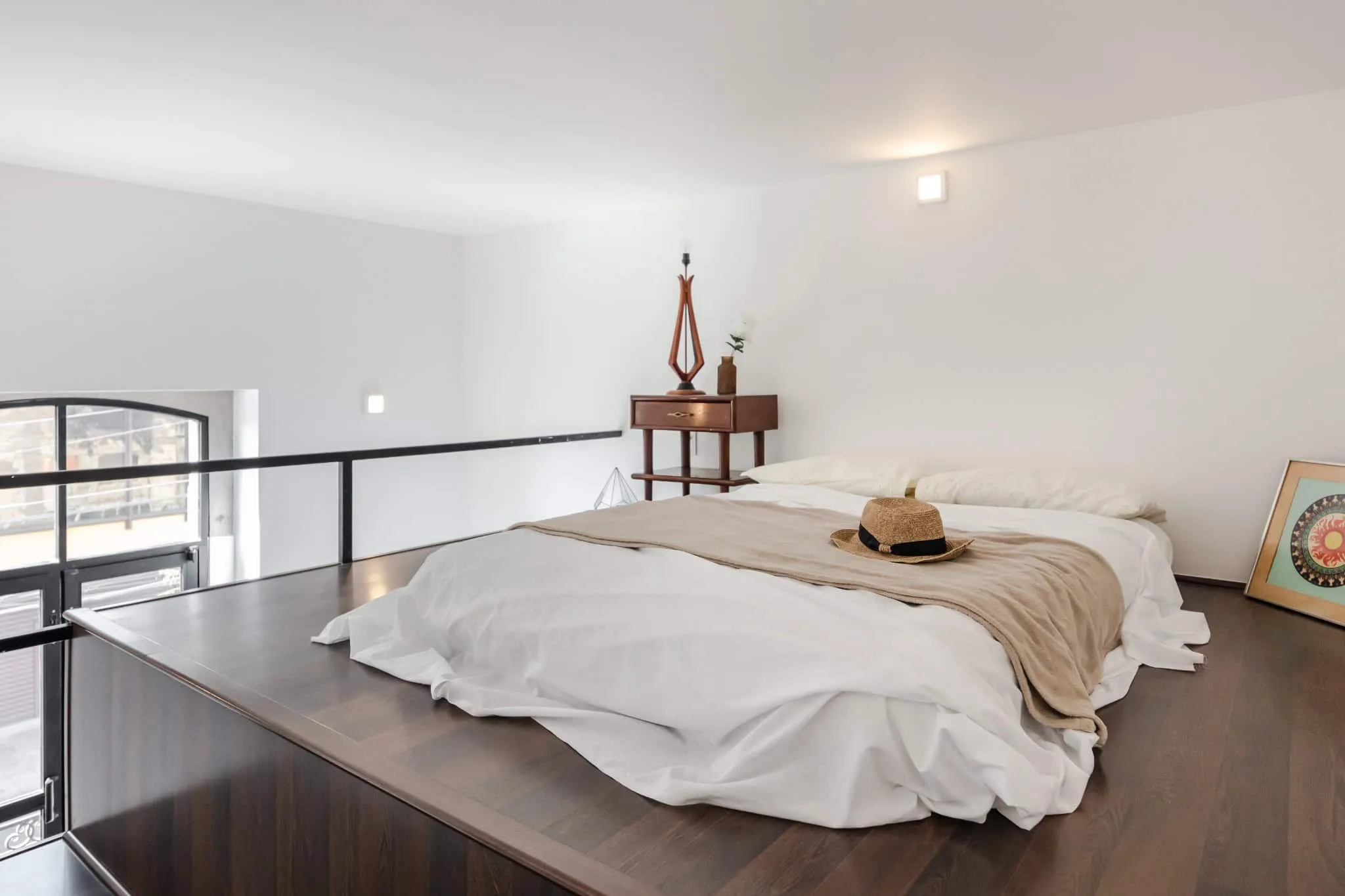 MM34 – Мар Медитерранео 34 от Ателье Инка Эрнандес — минималистичная спальня на мезонине с теплым деревянным полом, Такуба, Мехико