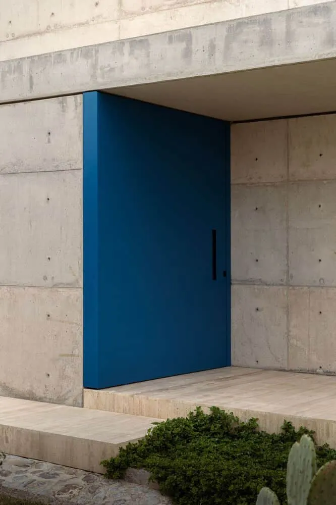 戈麦斯之家两层高客厅由豪尔赫·加里巴伊建筑事务所设计，克雷塔罗，墨西哥