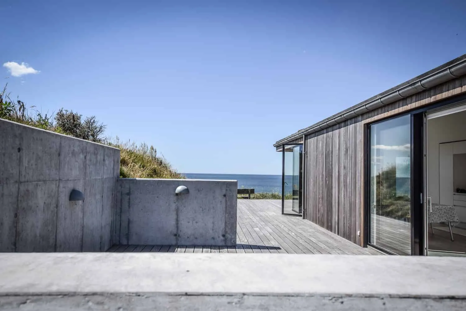 彼得疗养院——带有木质饰面和海滨景观的极简厨房