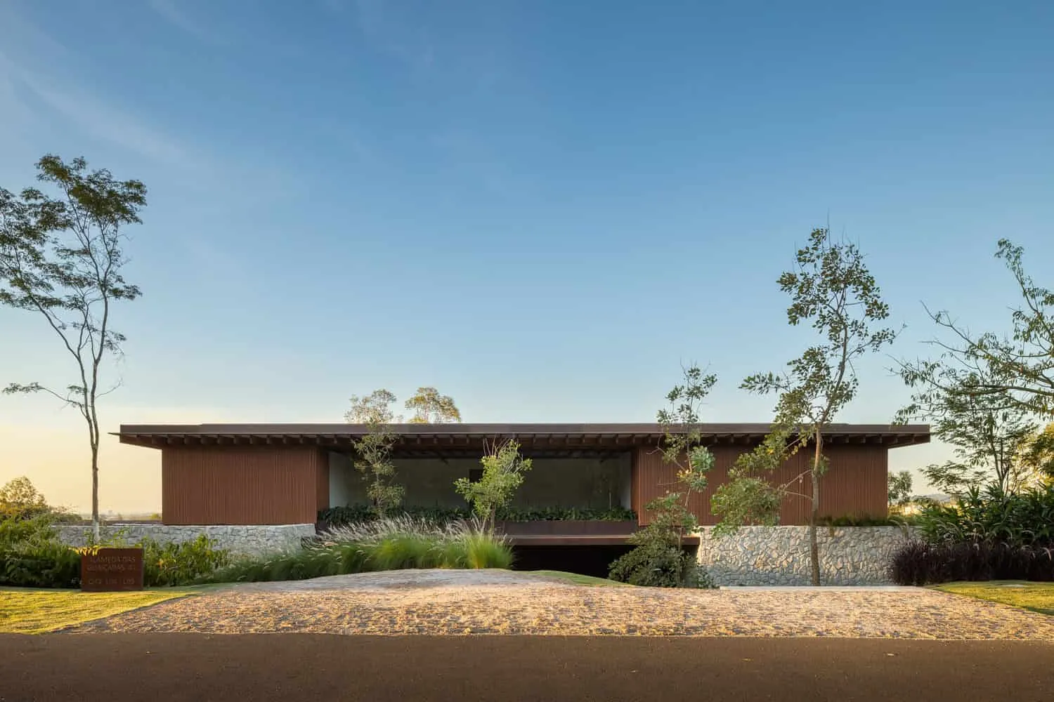 Pablo Lanza Arquitetura设计的D+J住宅——巴西伊图现代居住空间