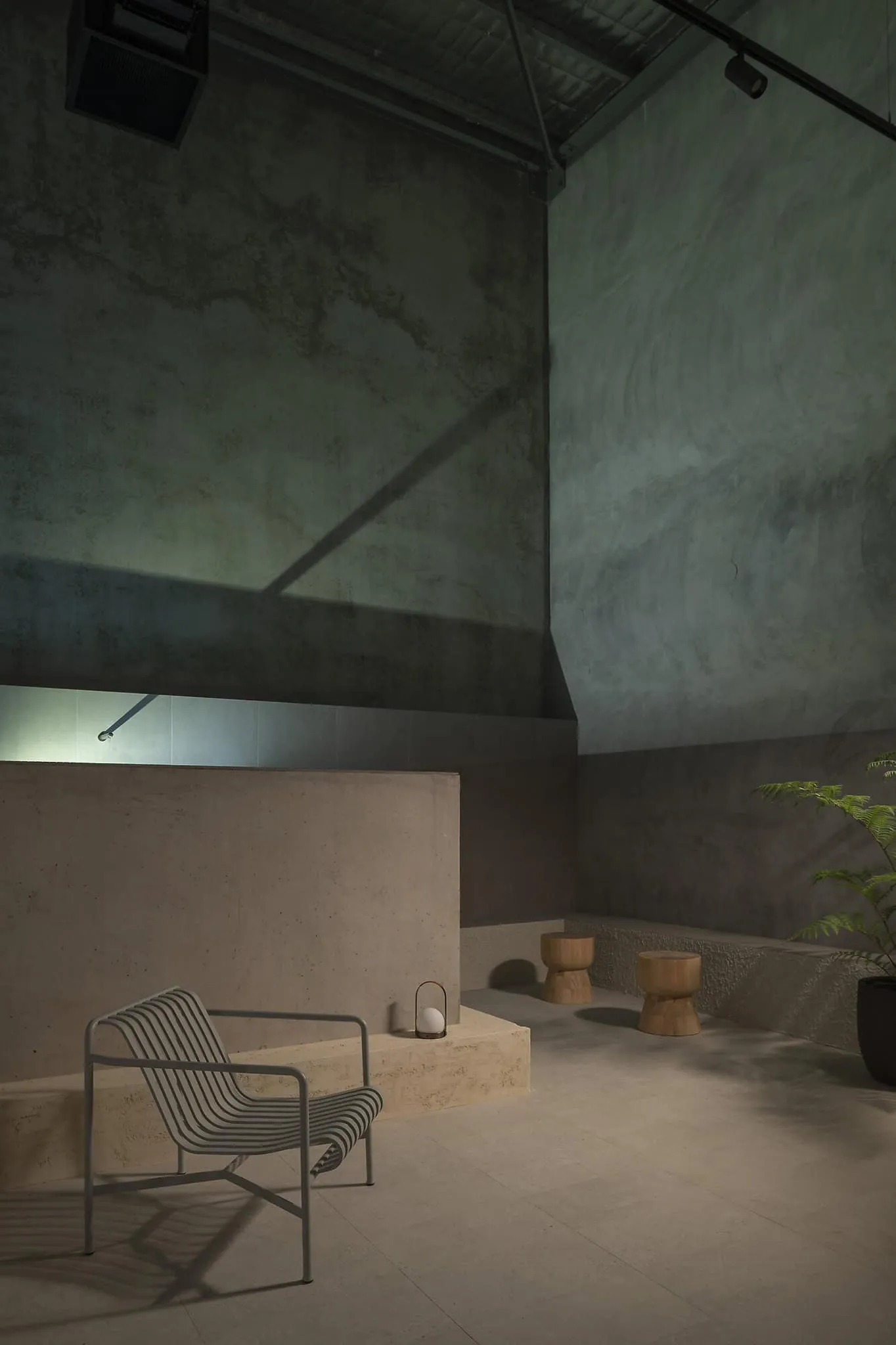 珀斯艾默湾浴室休息角落，混凝土纹理与雕塑家具