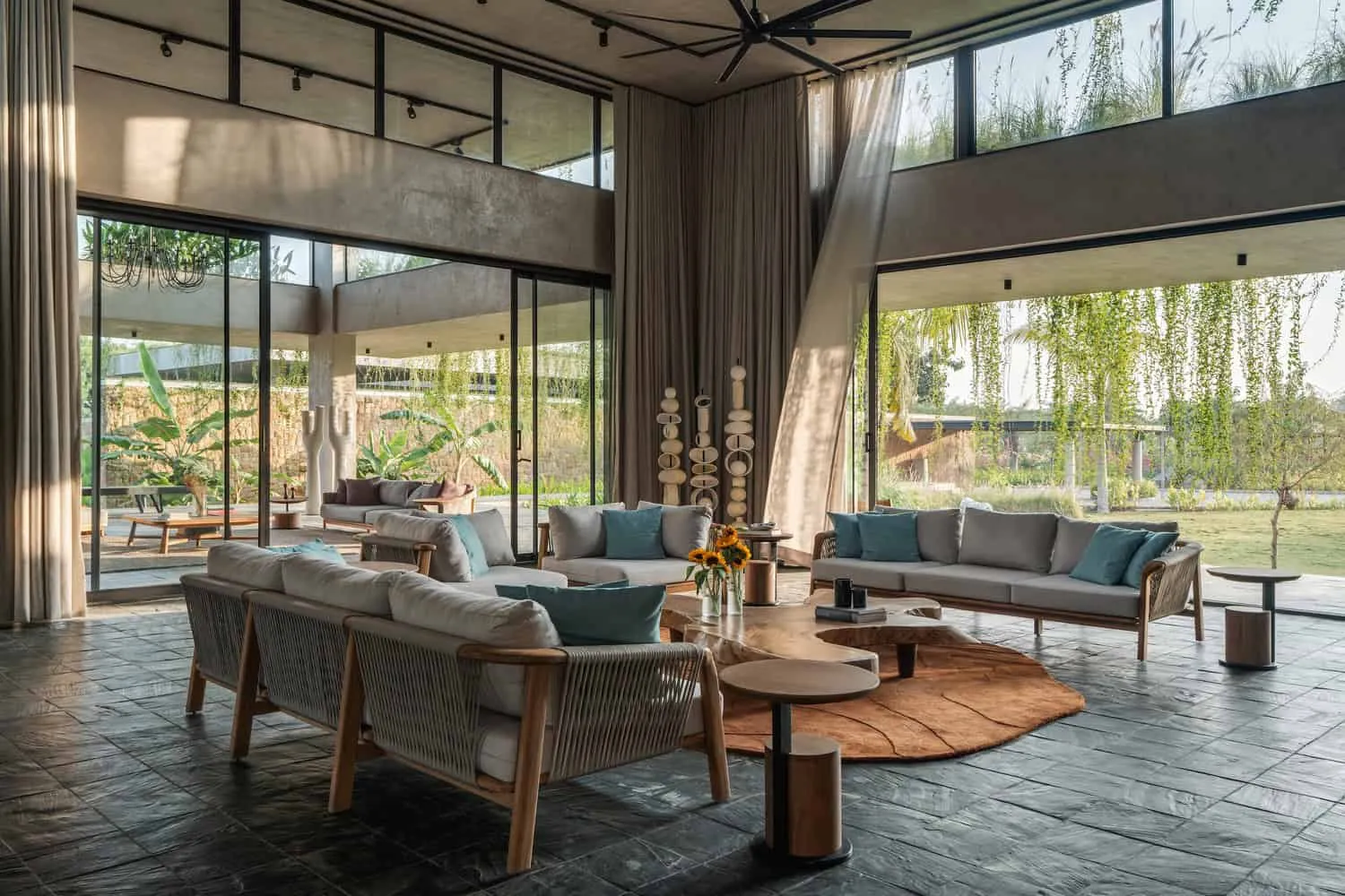 安特里亚之家从23度设计转变双高客厅，面向花园，海德拉巴，印度