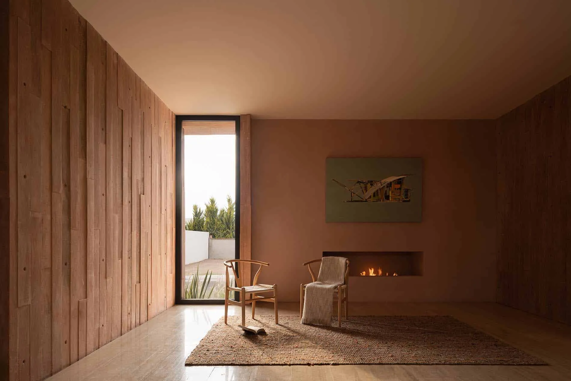 卢哈米博住宅的客厅，由Jorge Garibay Arquitectos设计——温暖的客厅与壁炉和木质内墙