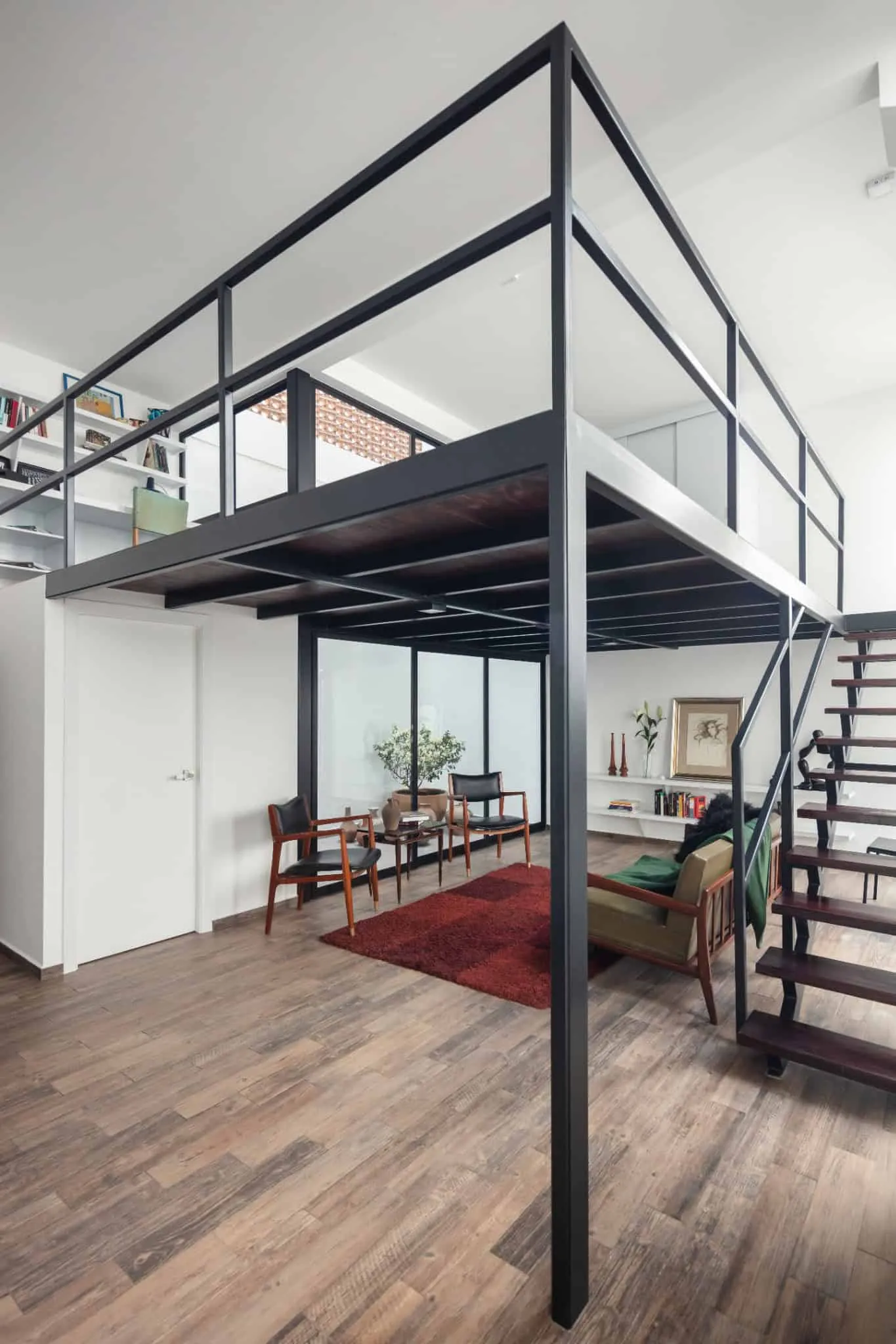 MM34 – Мар Медитерранео 34 от Ателье Инка Эрнандес — жилая комната с металлическим мезонином, Такуба, Мехико