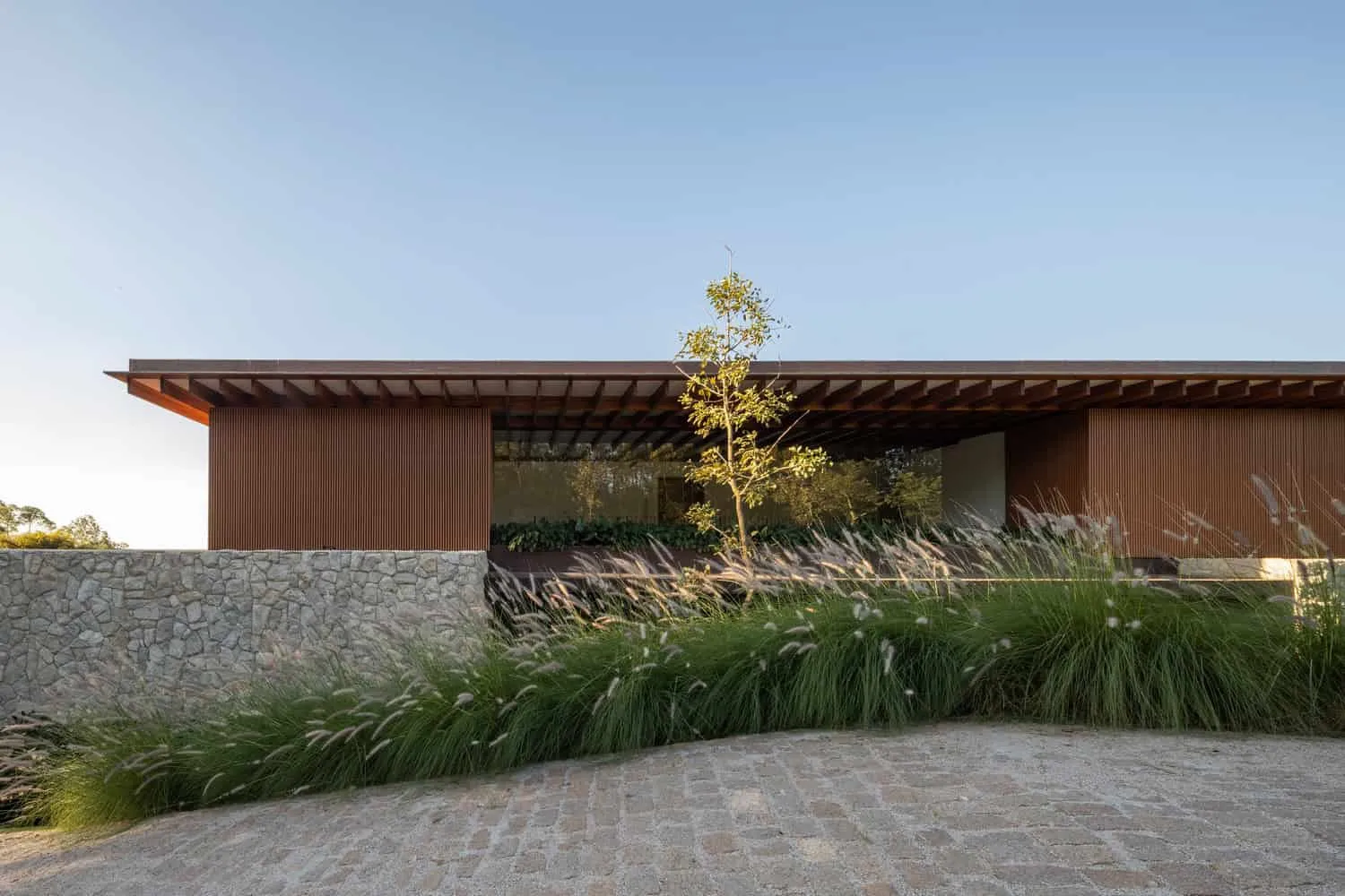 Pablo Lanza Arquitetura的D+J住宅——前立面与草地，伊图，圣保罗，巴西