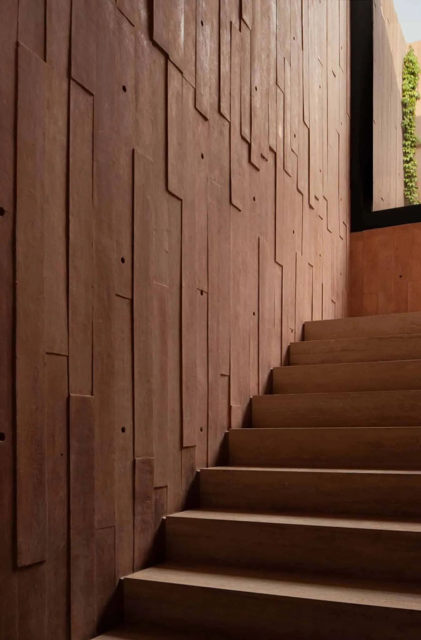 卢哈米博住宅的楼梯，由Jorge Garibay Arquitectos设计——纹理木质墙面与柔和散射光