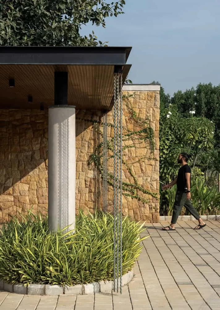 安特里亚之家从23度设计转变入口石墙雨滴装饰细节，海德拉巴，印度