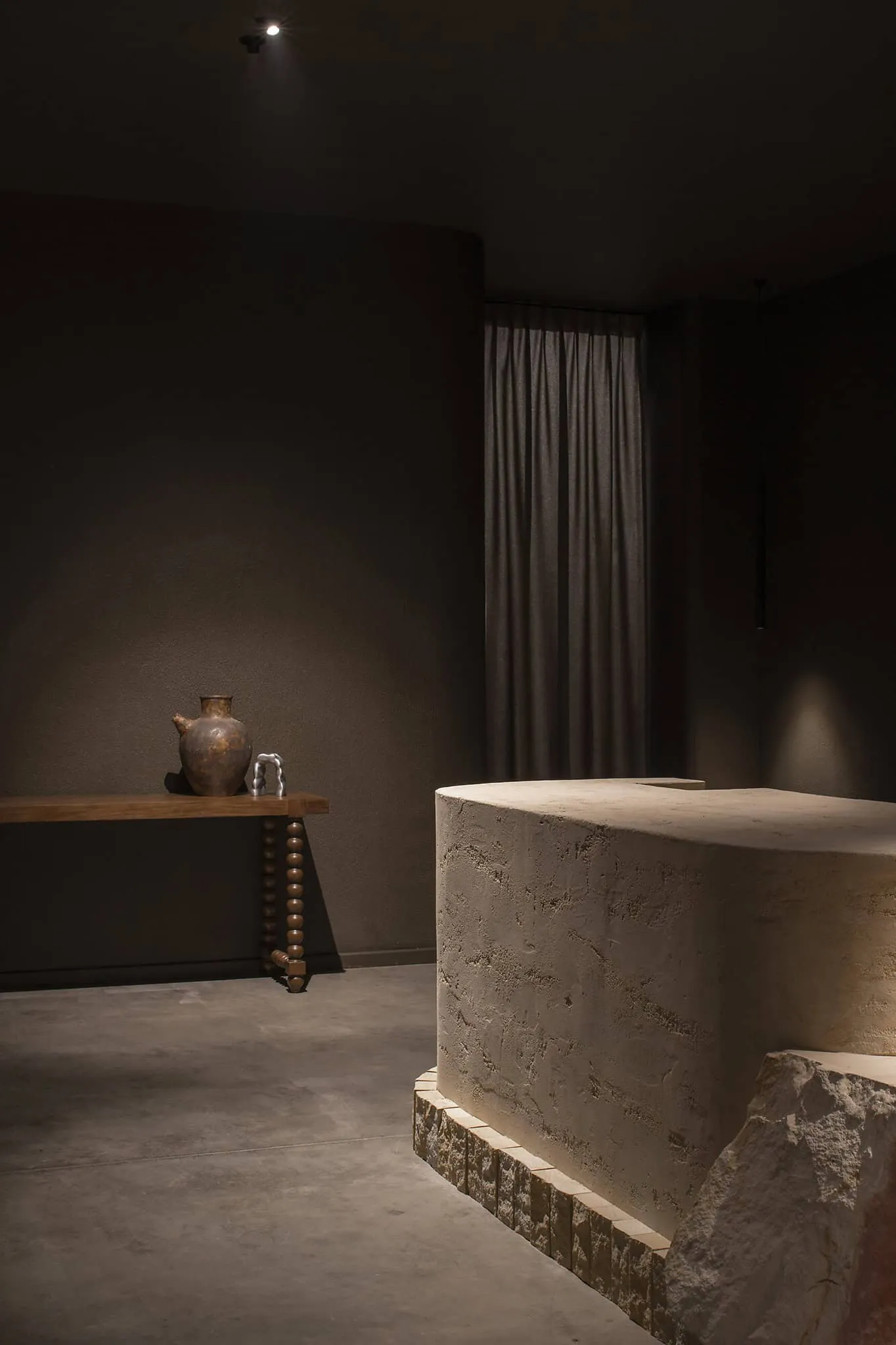 珀斯艾默湾浴室昏暗走廊，石材装饰细节