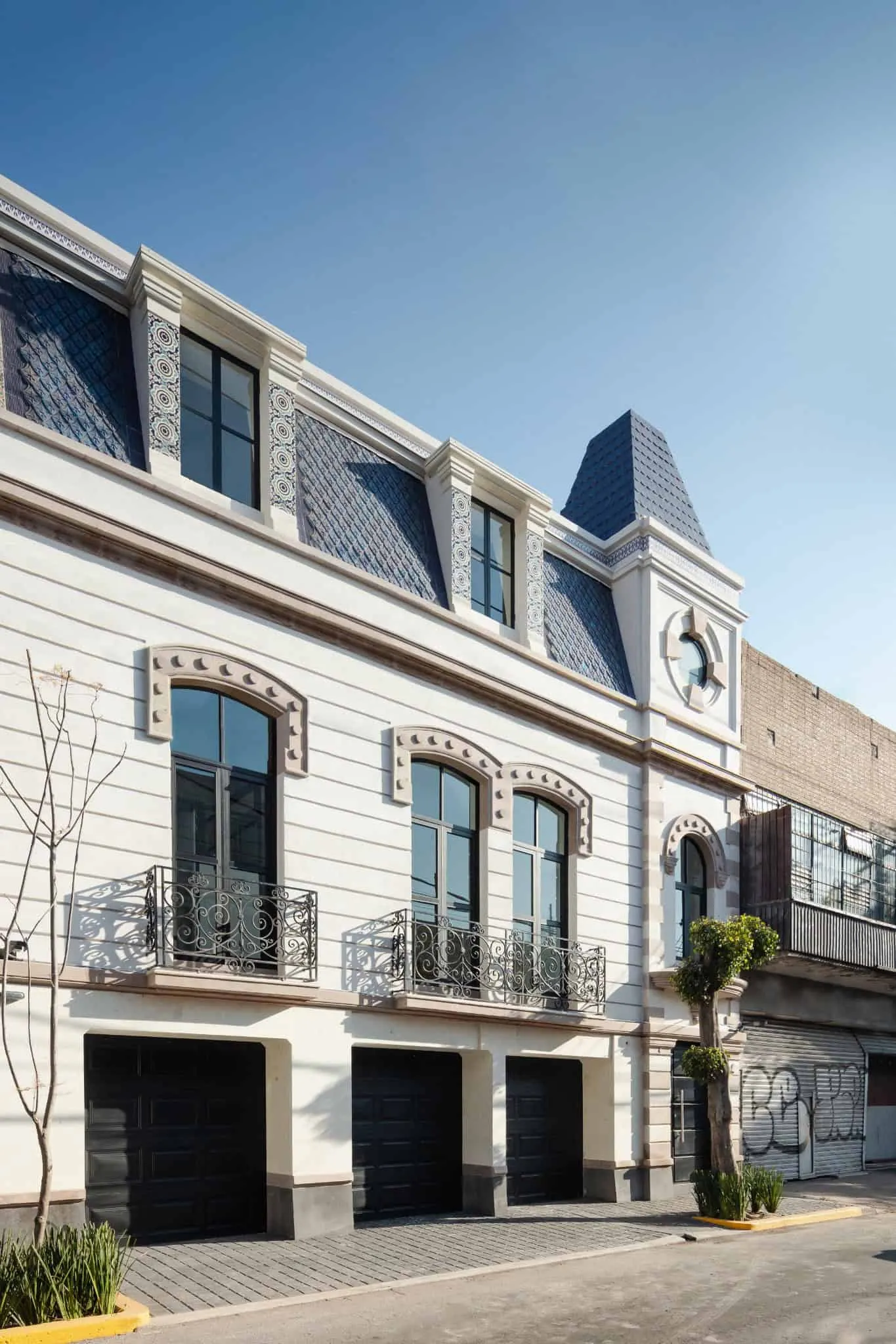 MM34 – Мар Медитерранео 34 от Ателье Инка Эрнандес — фасад с мансардой, Такуба, Мехико