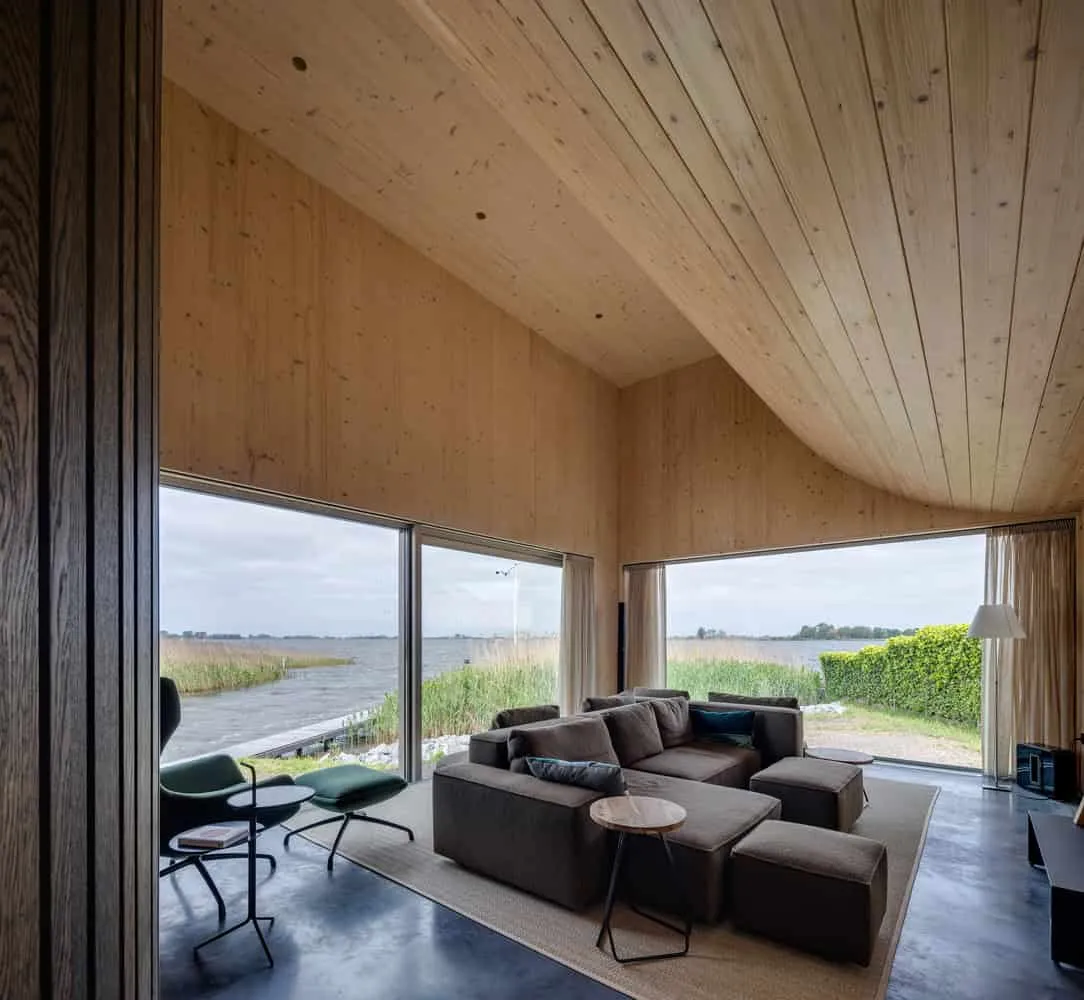 Marhûs — 未经处理的木与锌表面在湖景中自然风化