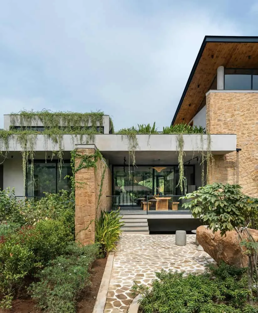 安特里亚之家从23度设计转变入口露台，石板步道与花坛，海德拉巴，印度