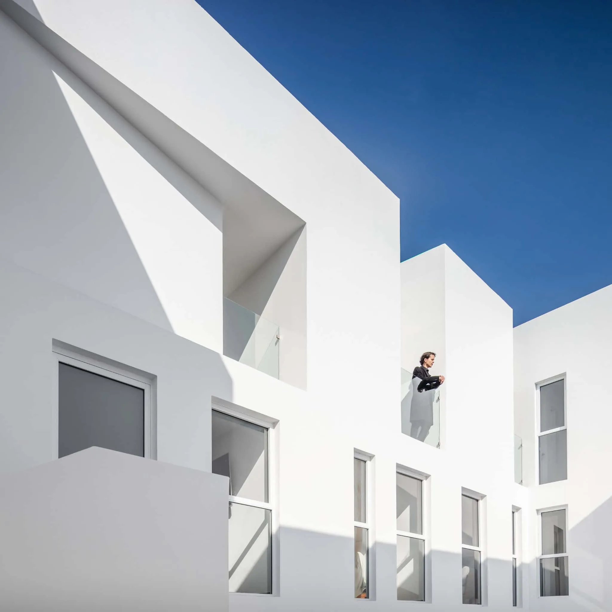 MM34 – Мар Медитерранео 34 от Ателье Инка Эрнандес — балконы двора, Такуба, Мехико