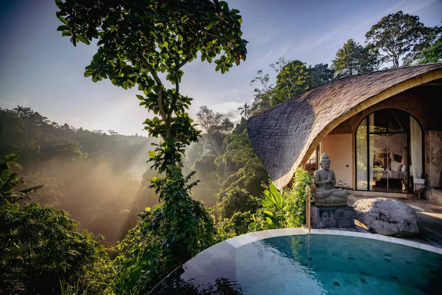 Belalu Dome别墅晨曦前部与佛教雕像及无限泳池，来自Pablo Luna工作室 – 乌布，巴厘岛